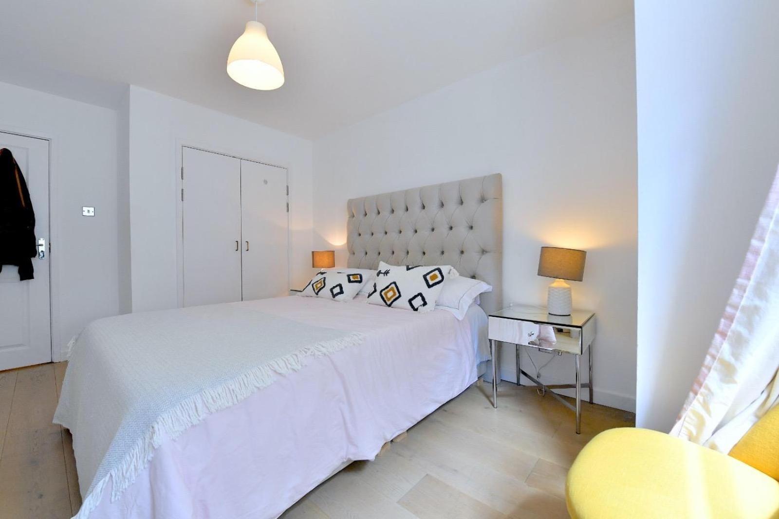 2 Bedrooms Sleep 6 Free Parking * London
