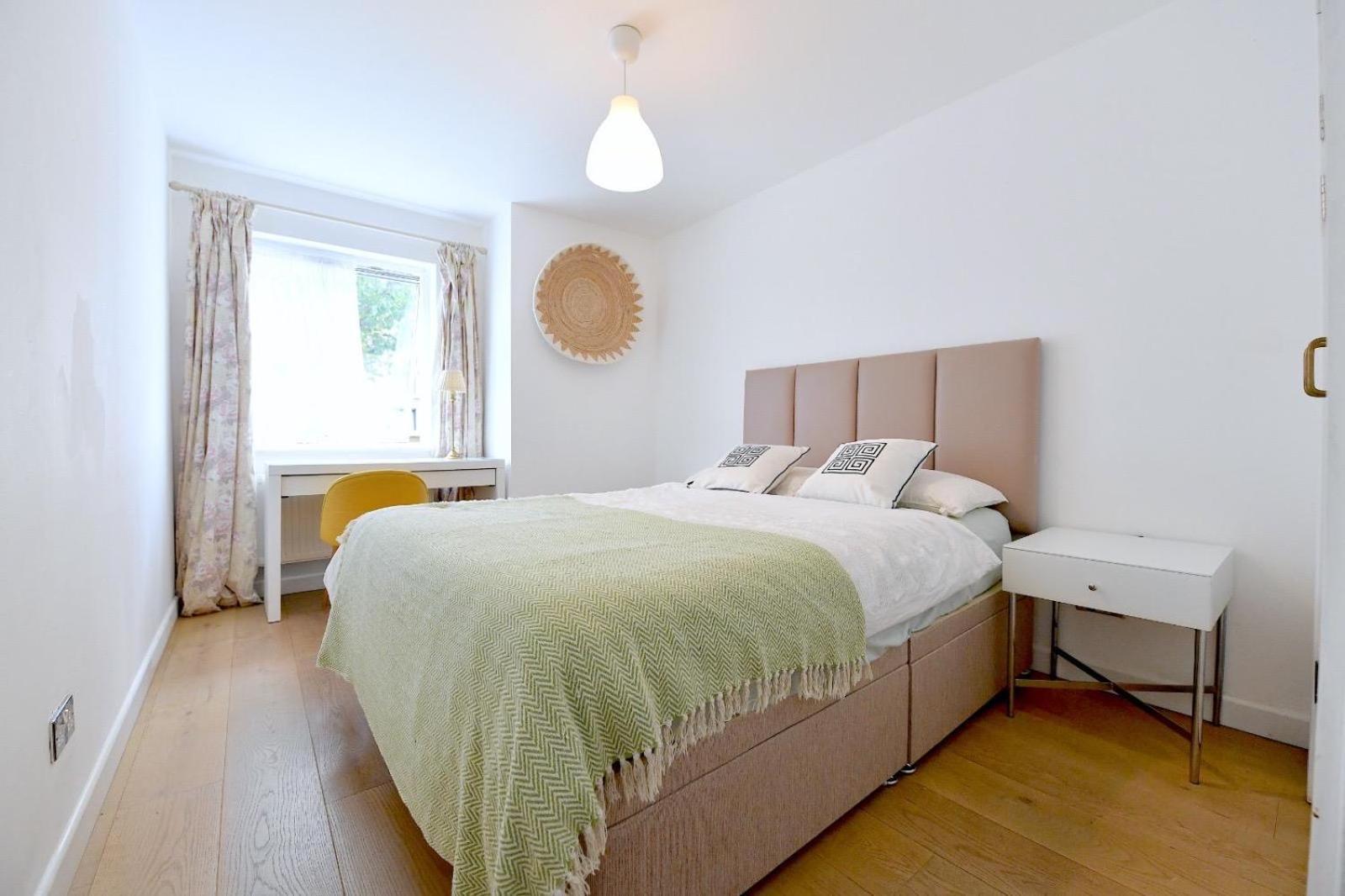 2 Bedrooms Sleep 6 Free Parking Apartment