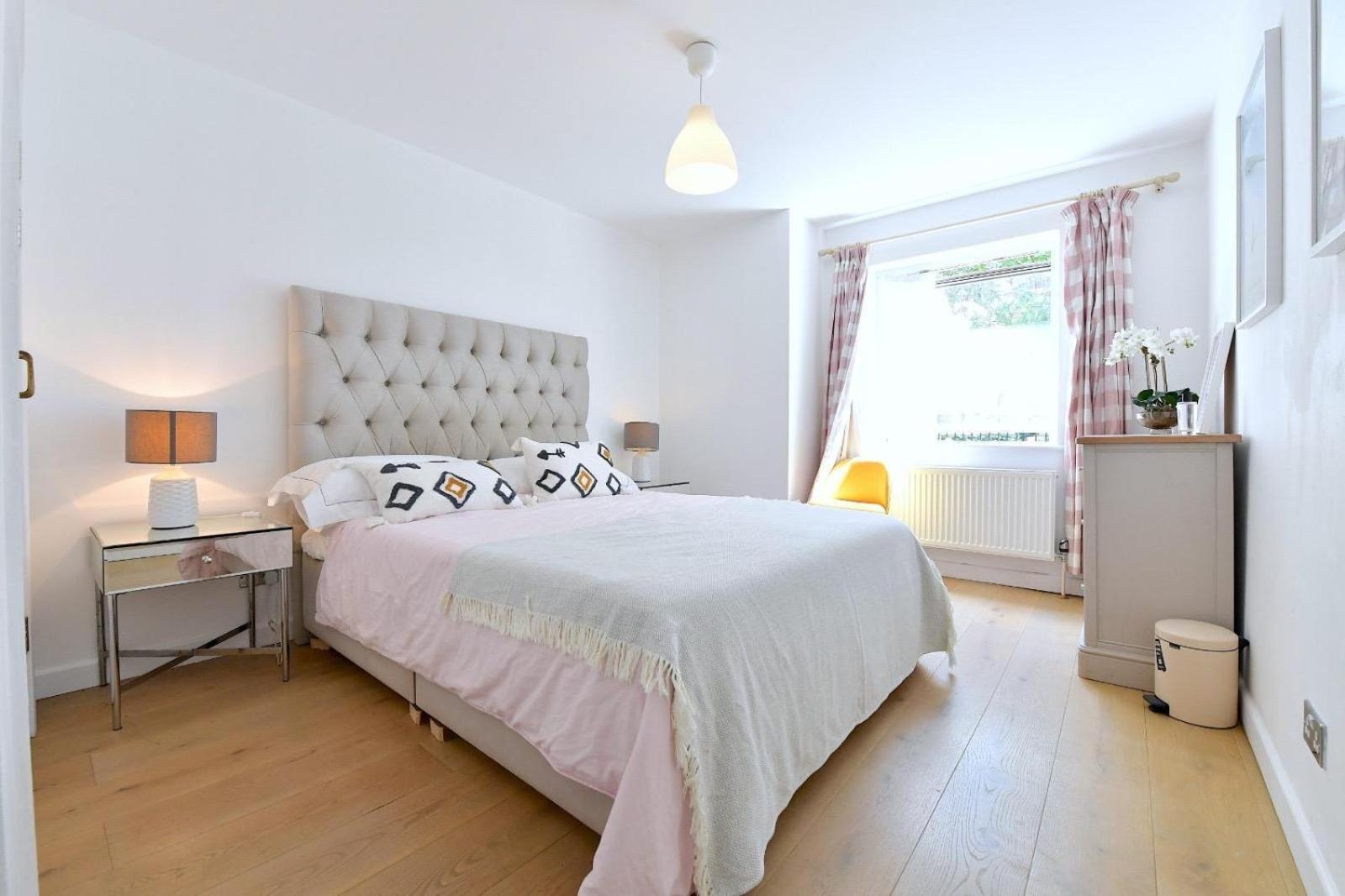 2 Bedrooms Sleep 6 Free Parking