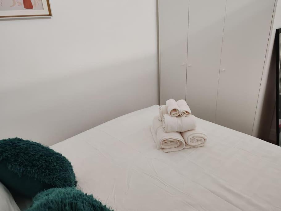 Two Bedroom In Bayswater Apartment *