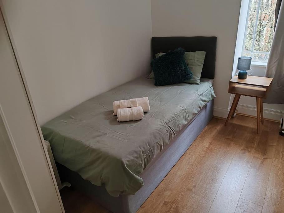 Two Bedroom In Bayswater Apartment