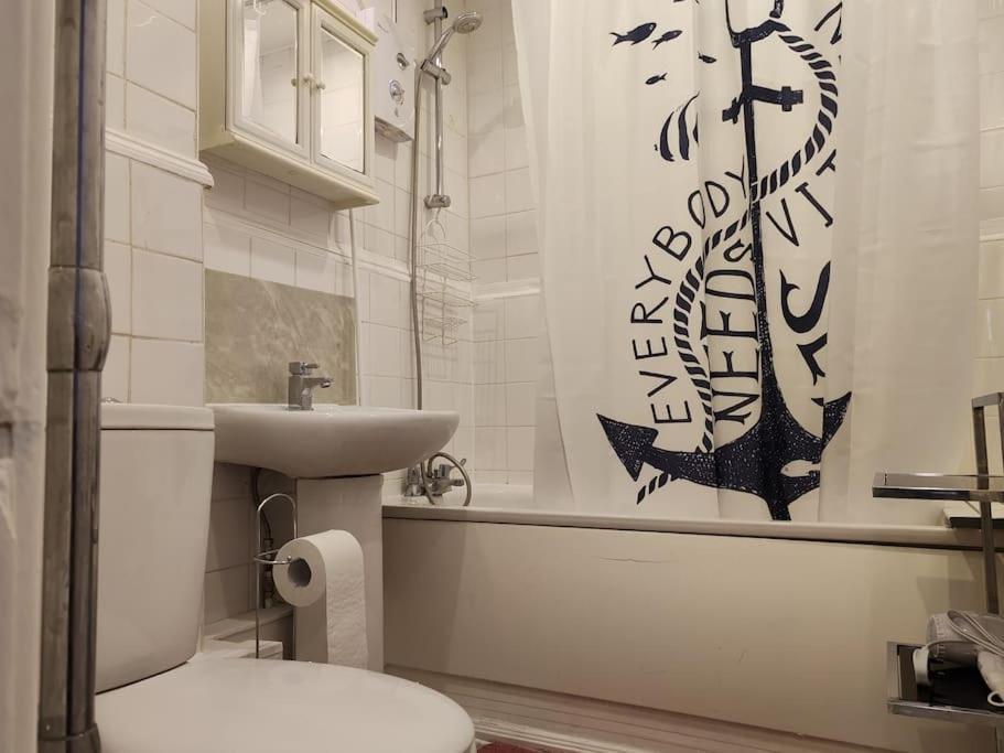 Two Bedroom In Bayswater Apartment