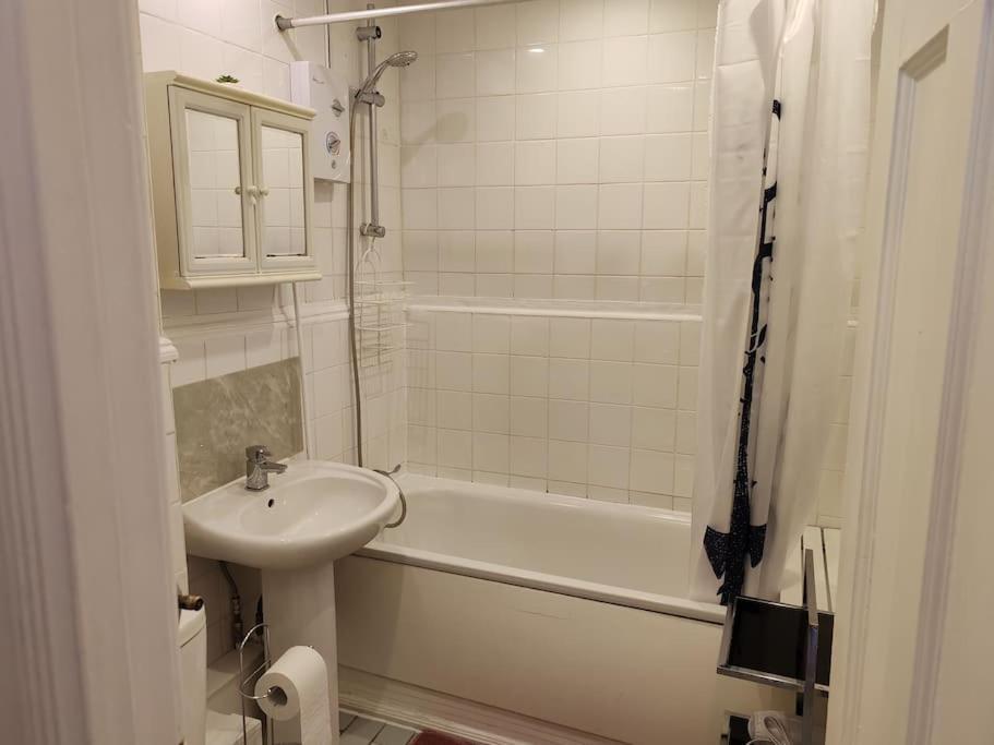 Two Bedroom In Bayswater Apartment *