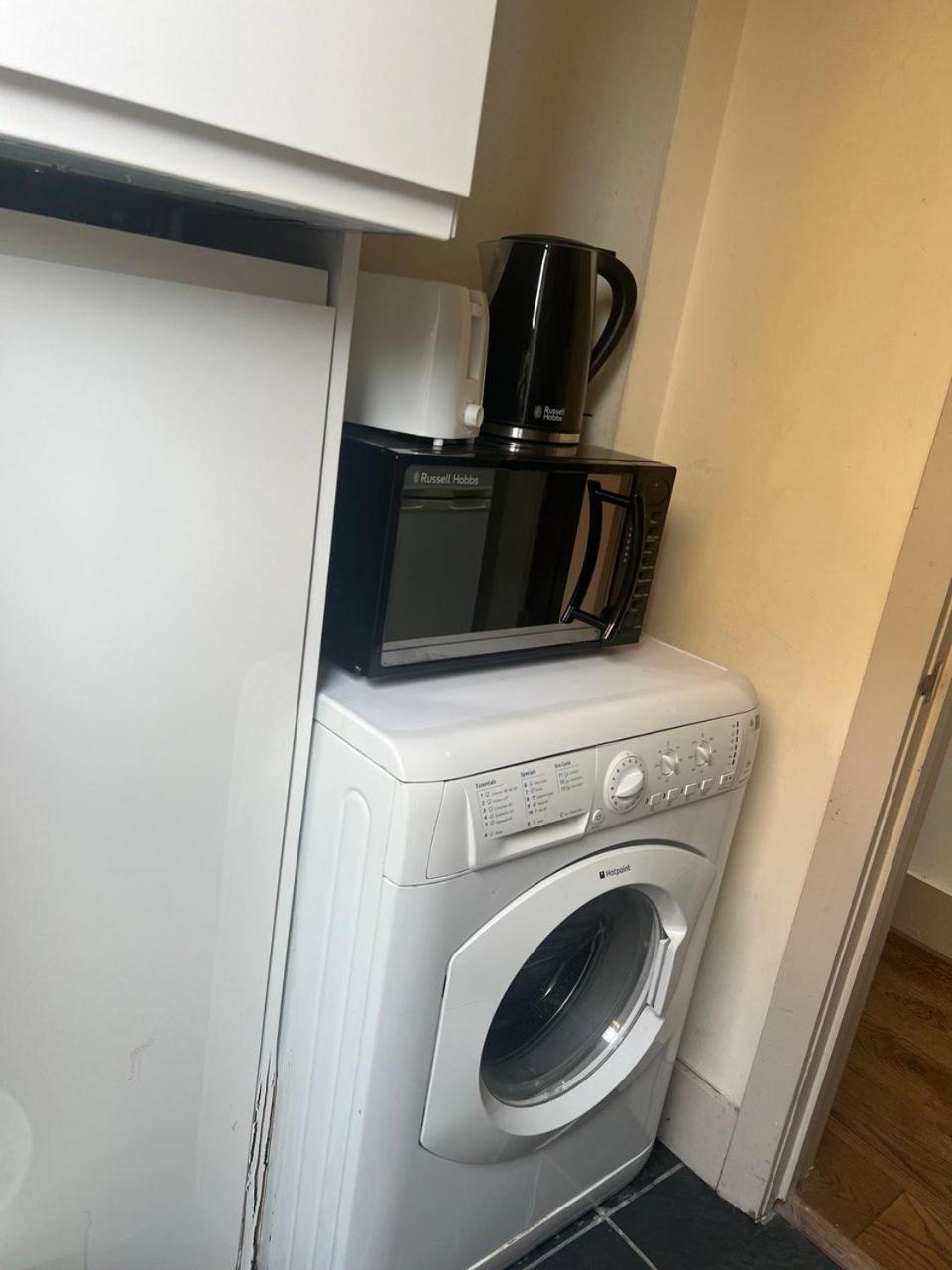 Self Contain With Room, Double Bed, Kitchen * Londres