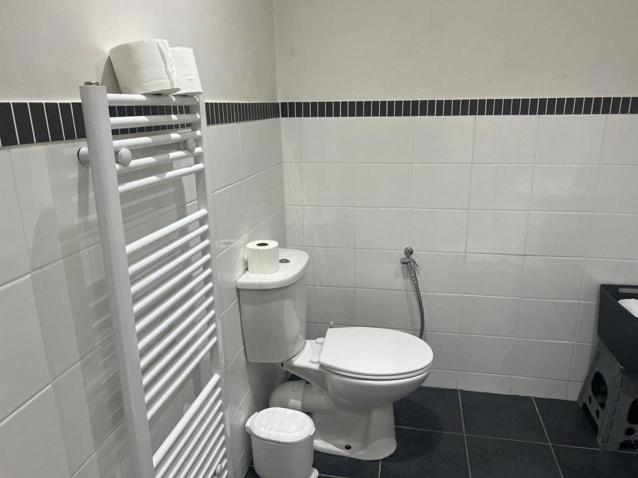 Self Contain With Room, Double Bed, Kitchen Londres