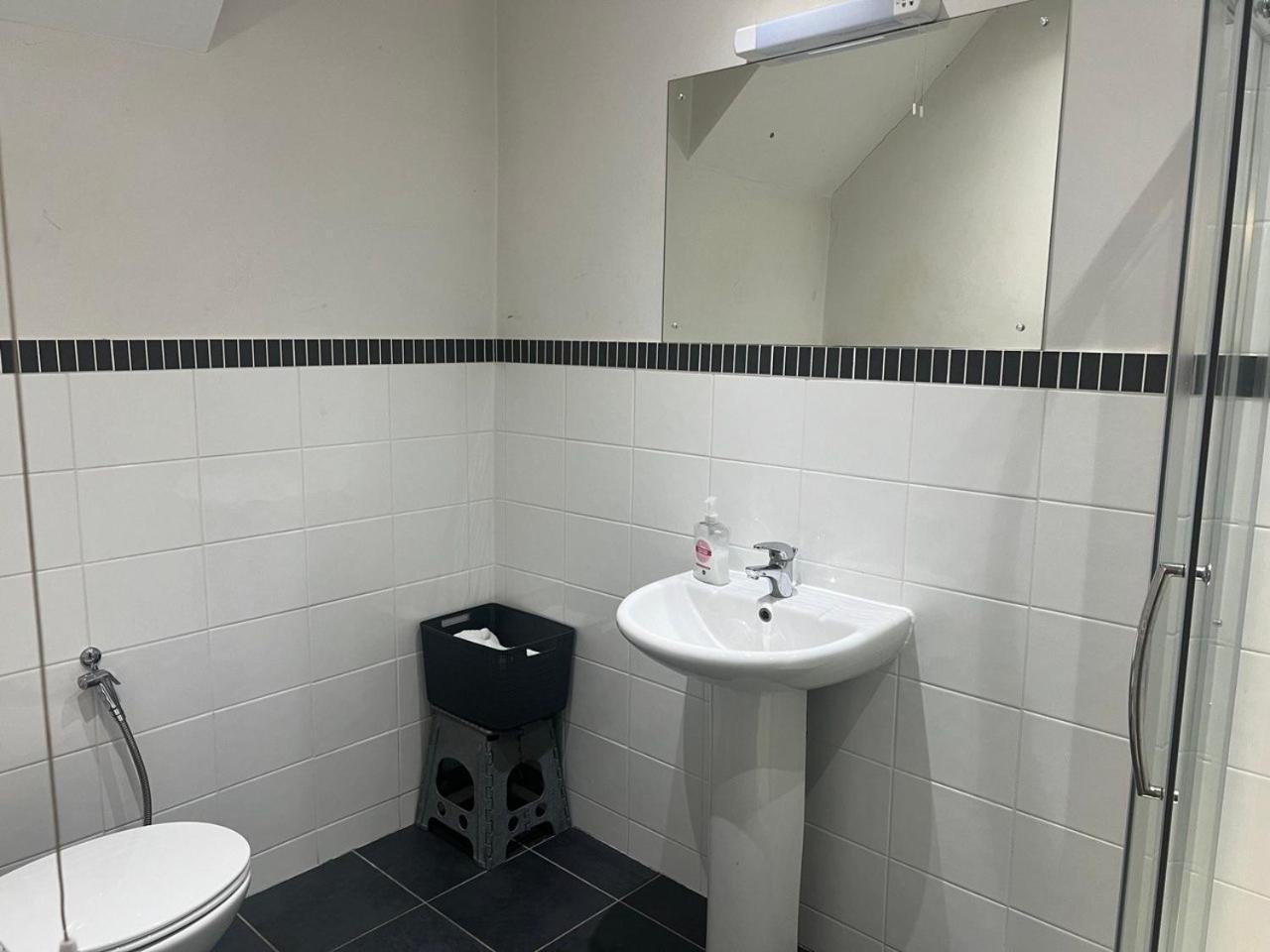 Self Contain With Room, Double Bed, Kitchen * Londres