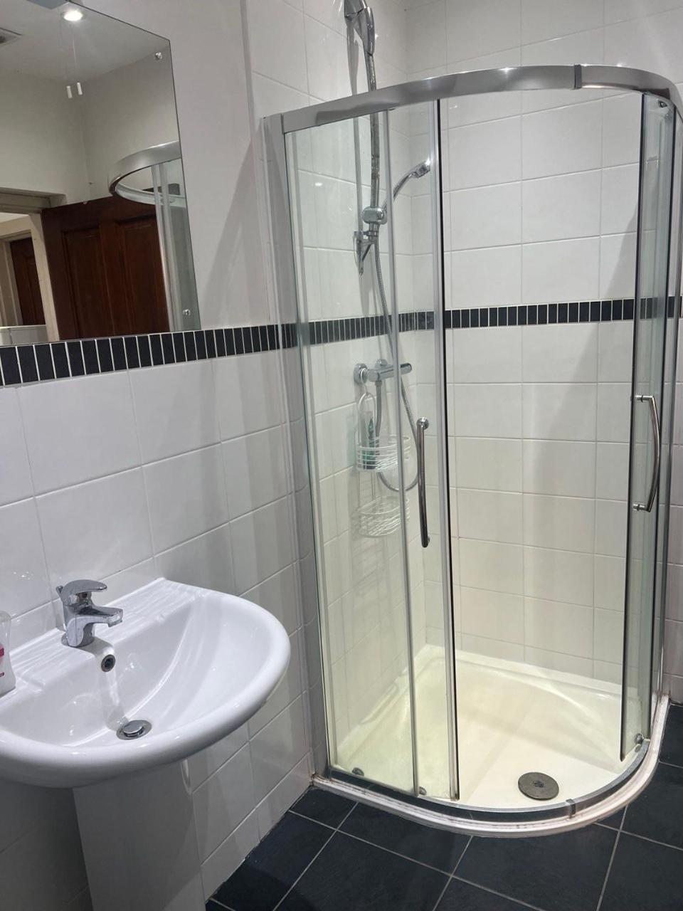 Self Contain With Room, Double Bed, Kitchen Londres