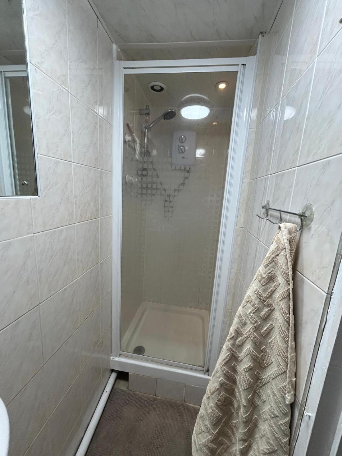 Large Double Bedroom - Posh Area Homestay *