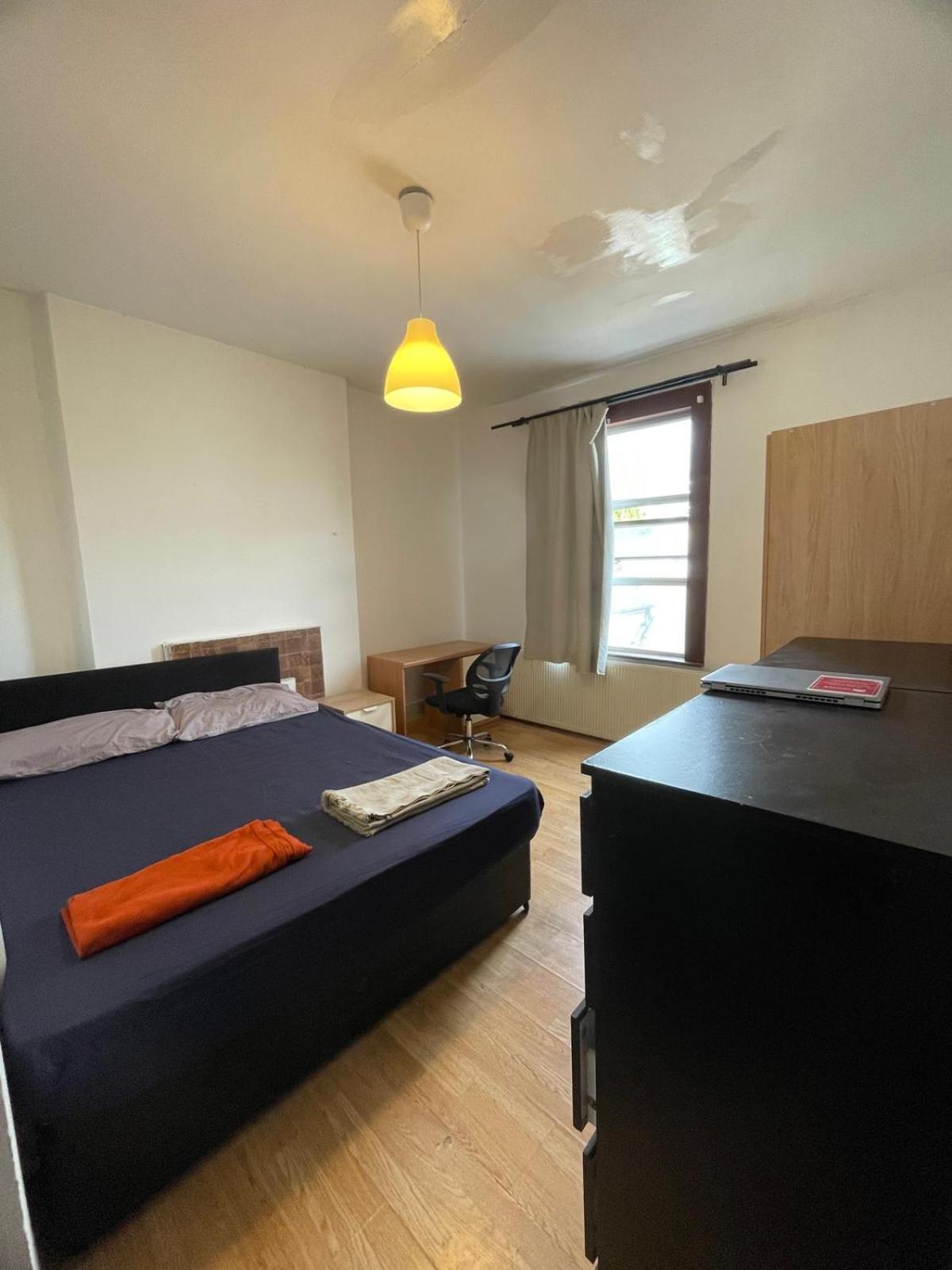 Large Double Bedroom - Posh Area Hospedagem domiciliar
