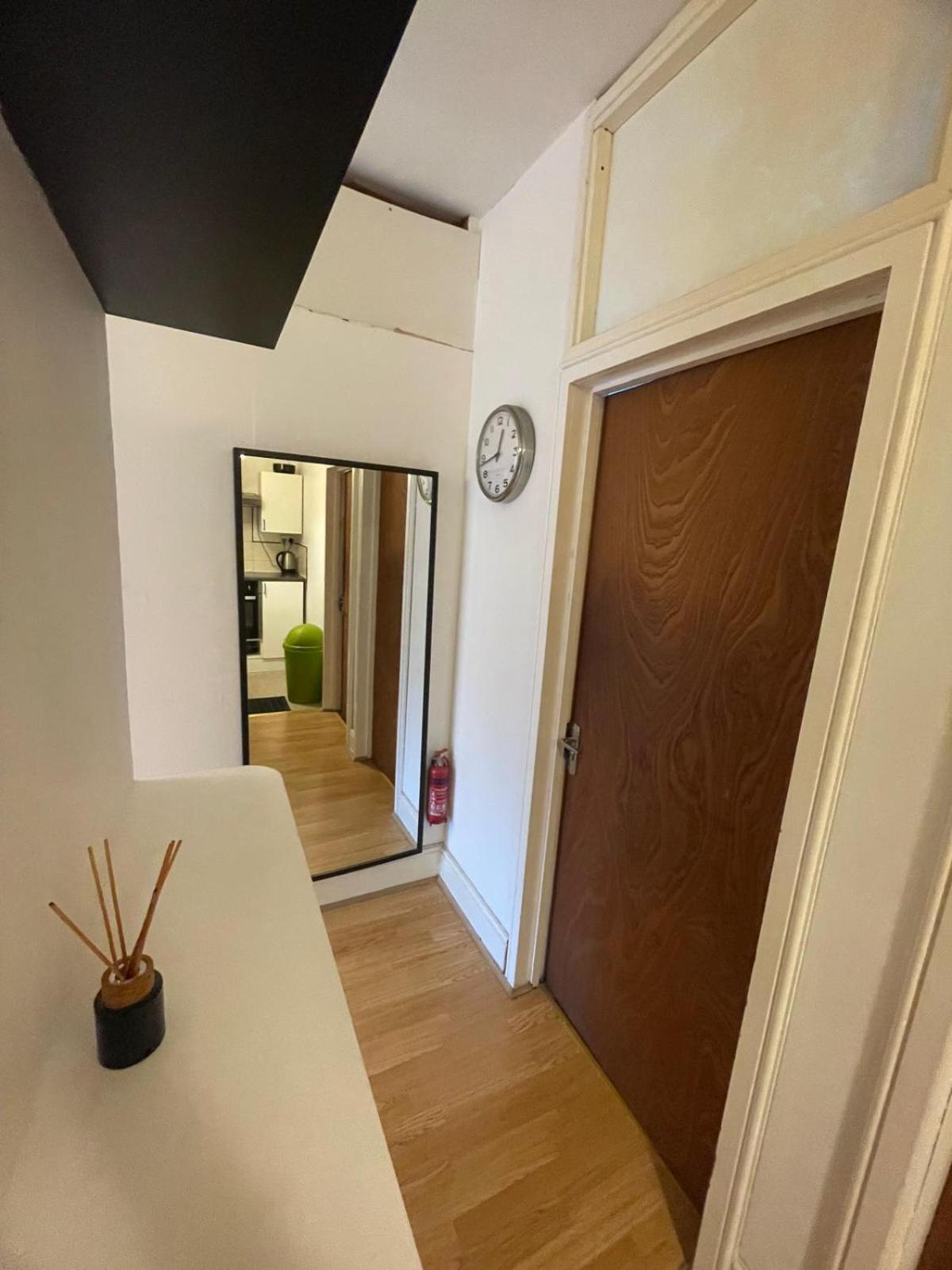 Large Double Bedroom - Posh Area *
