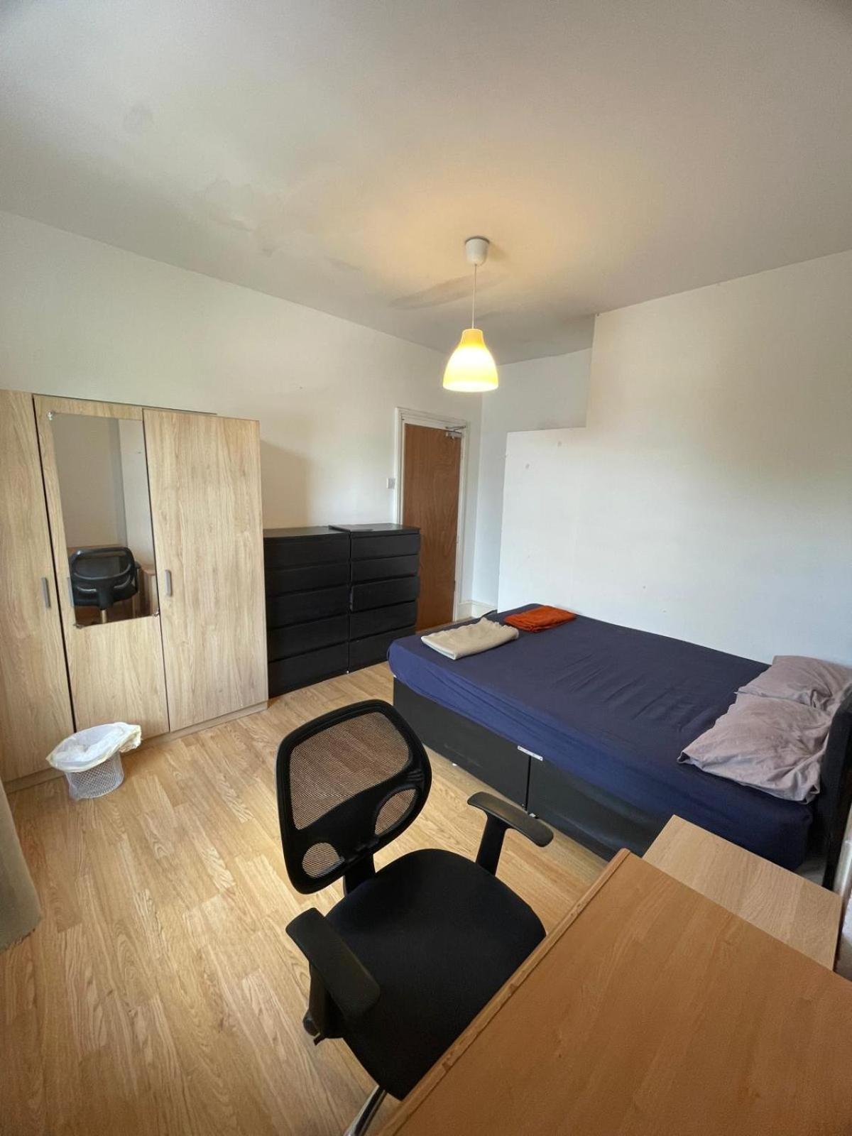 Large Double Bedroom - Posh Area Hospedagem domiciliar