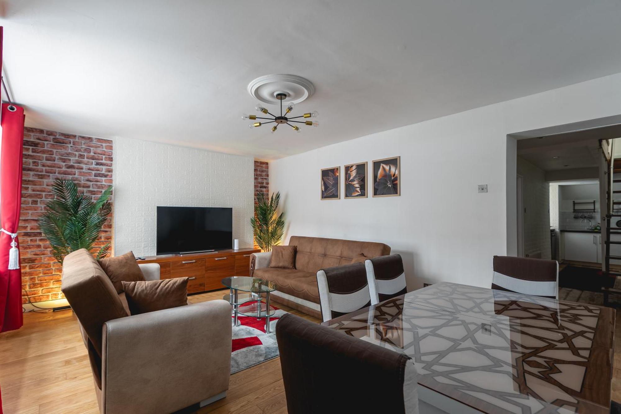 Spacious With Garden In Apartment *