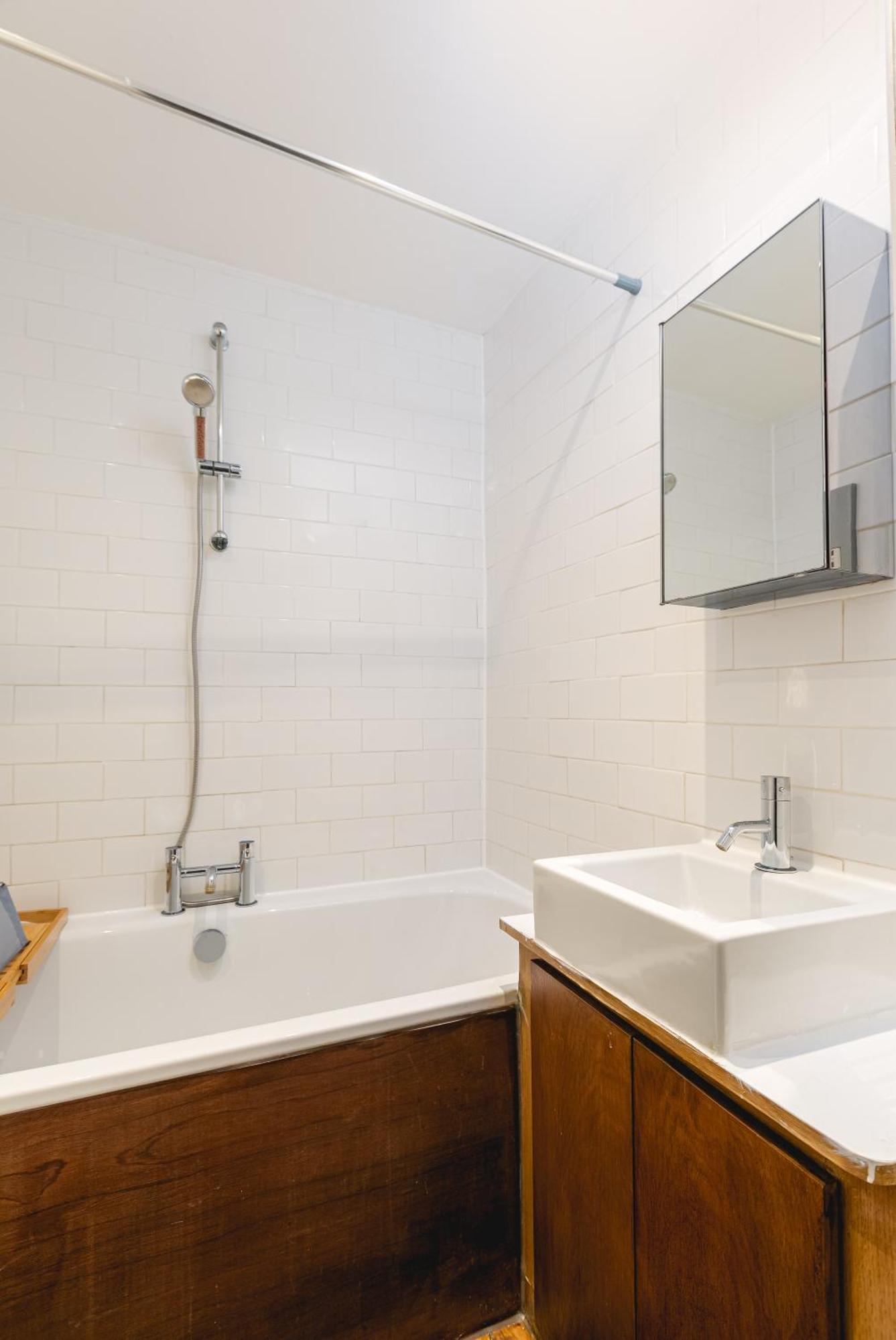 Spacious With Garden In Apartment *
