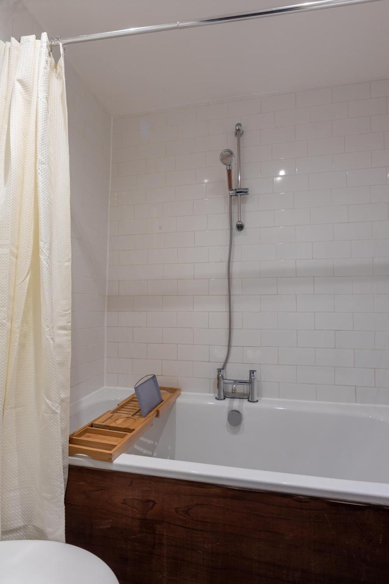Spacious With Garden In Apartment