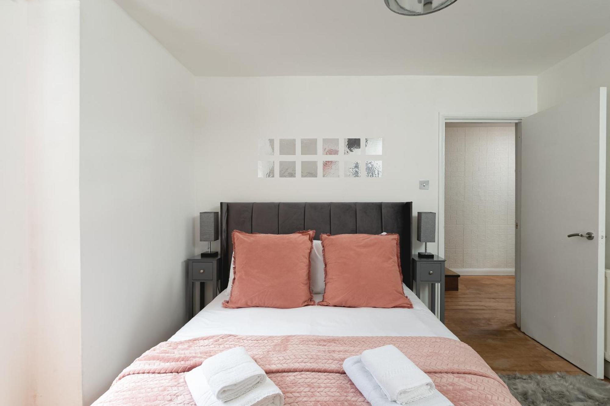 Spacious With Garden In Apartment