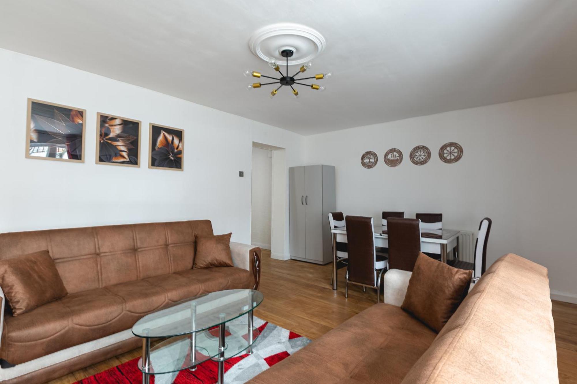 Spacious With Garden In Apartment *
