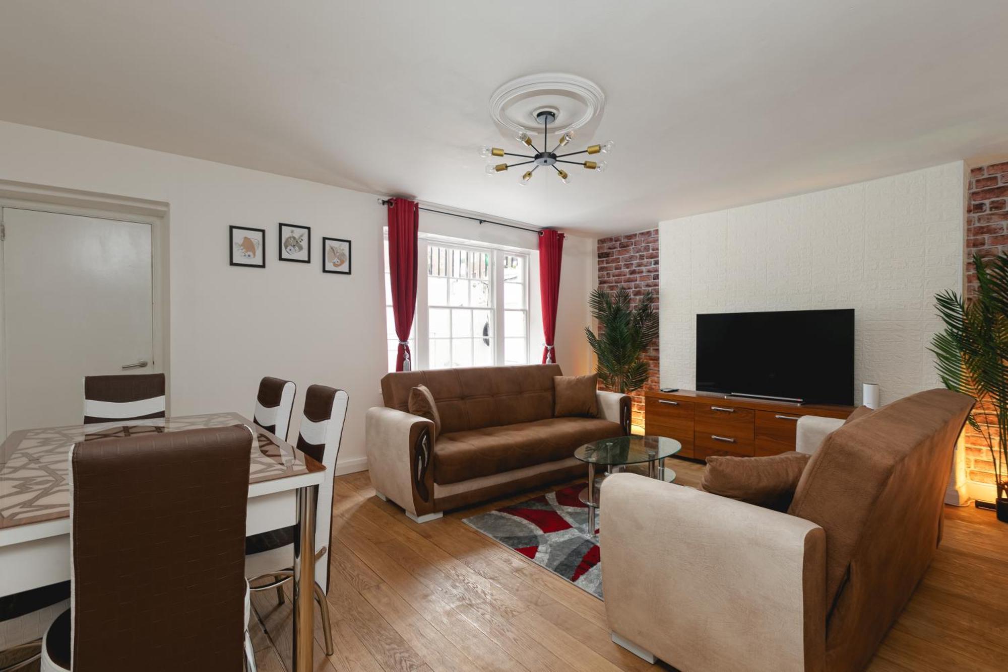 Spacious With Garden In Apartment