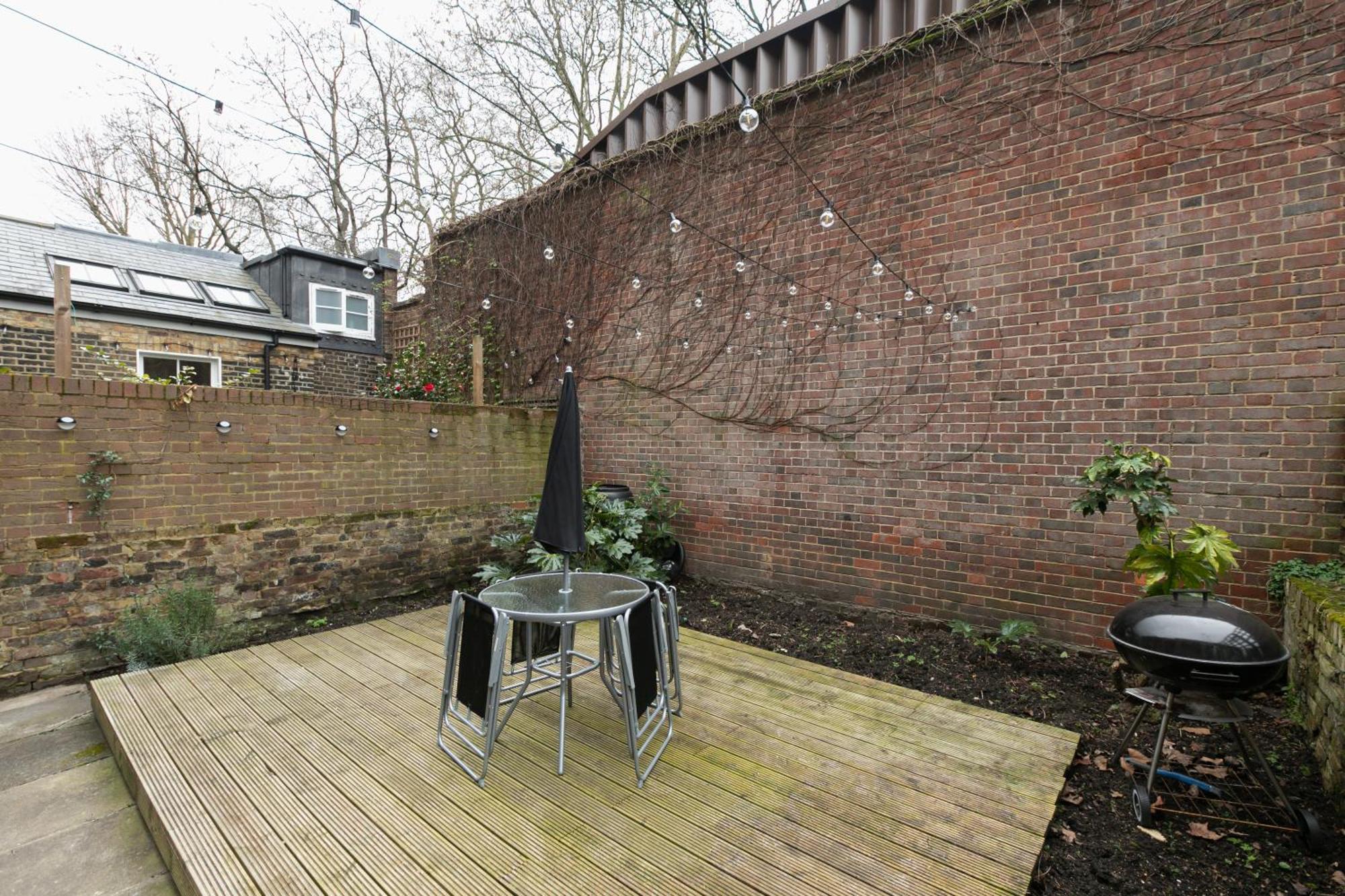 Spacious With Garden In Apartment
