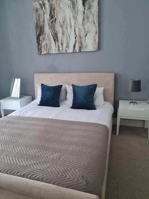 Stylish Near Tower Bridge *