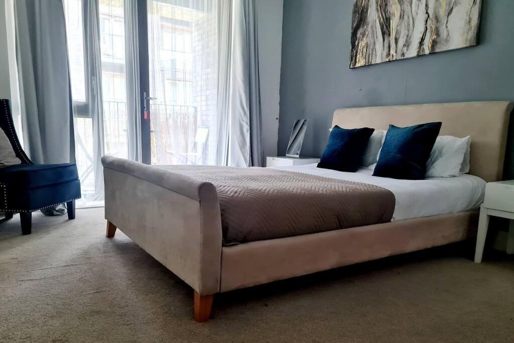 Stylish Near Tower Bridge *