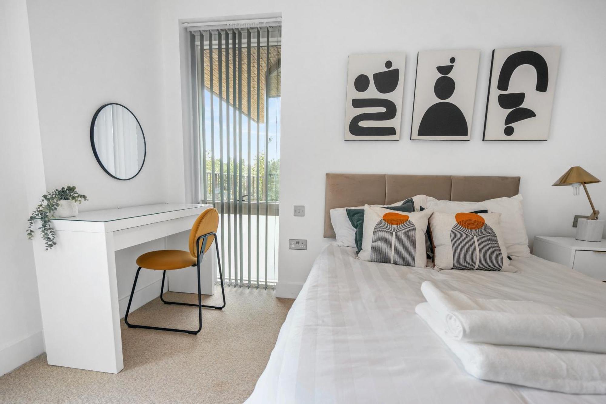 Modern 2 Bedroom With Superking Bed, Gated Free Parking & Balcony Views Near Wembley *