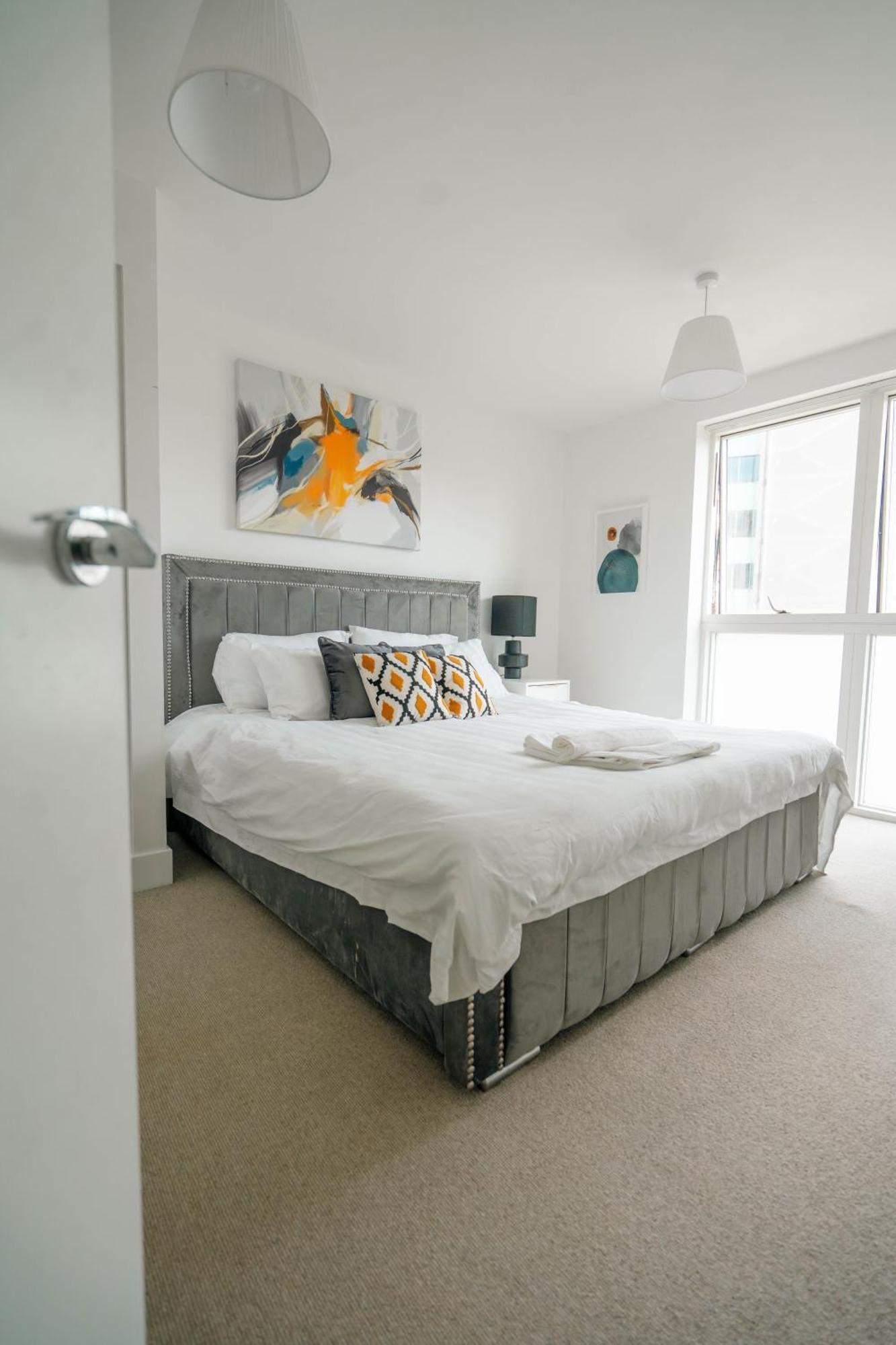 Modern 2 Bedroom With Superking Bed, Gated Free Parking & Balcony Views Near Wembley