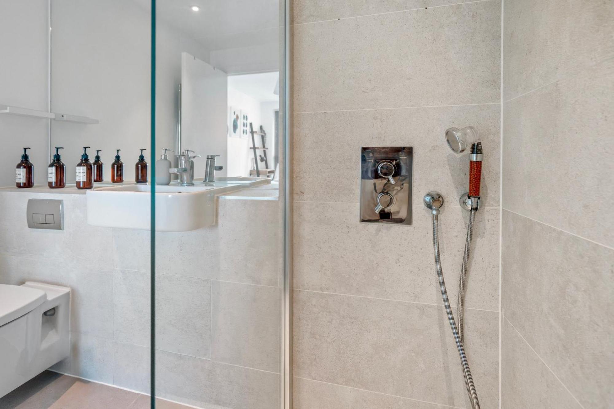 Modern 2 Bedroom With Superking Bed, Gated Free Parking & Balcony Views Near Wembley Appartement *