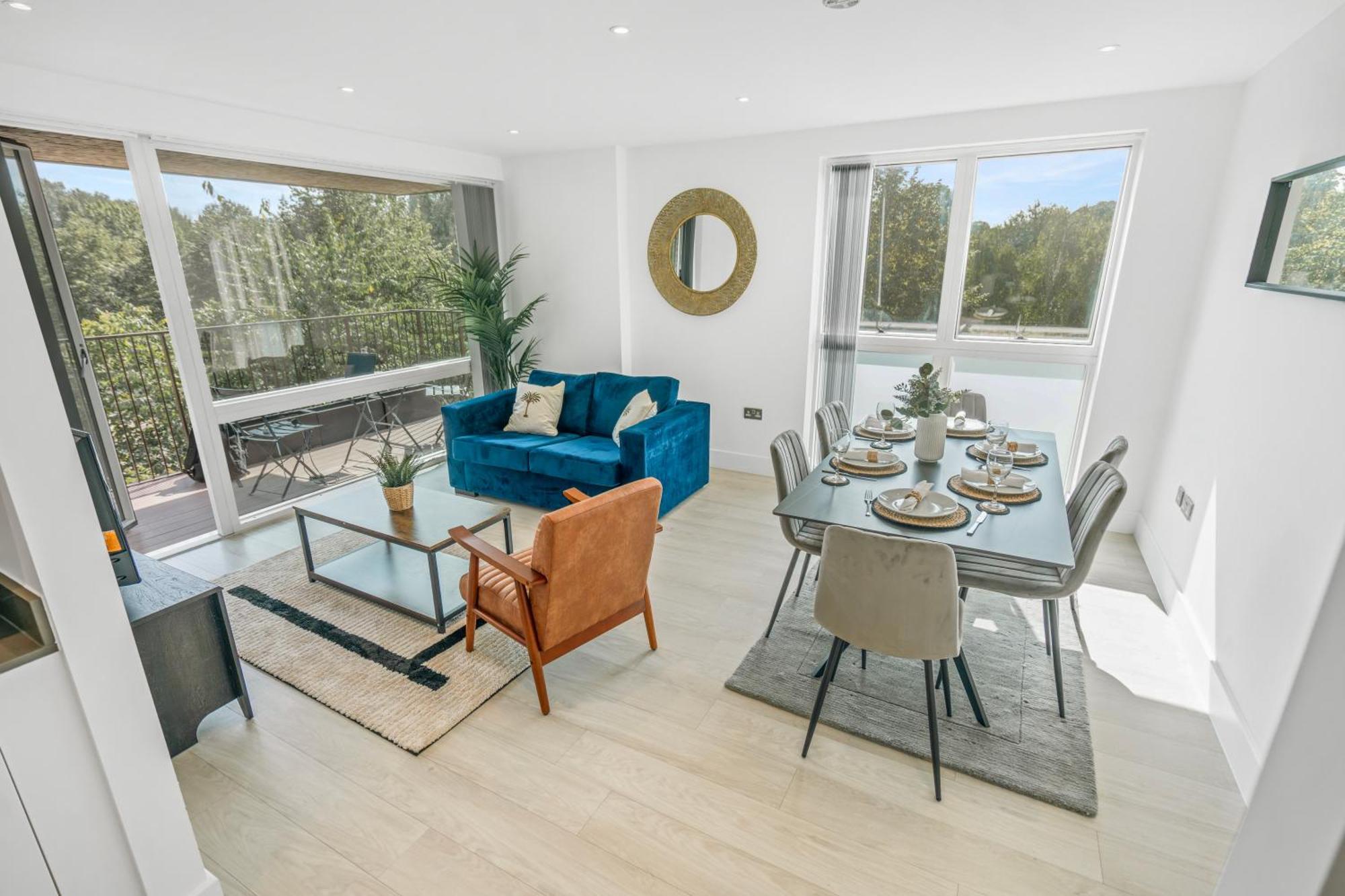 Modern 2 Bedroom With Superking Bed, Gated Free Parking & Balcony Views Near Wembley Appartement