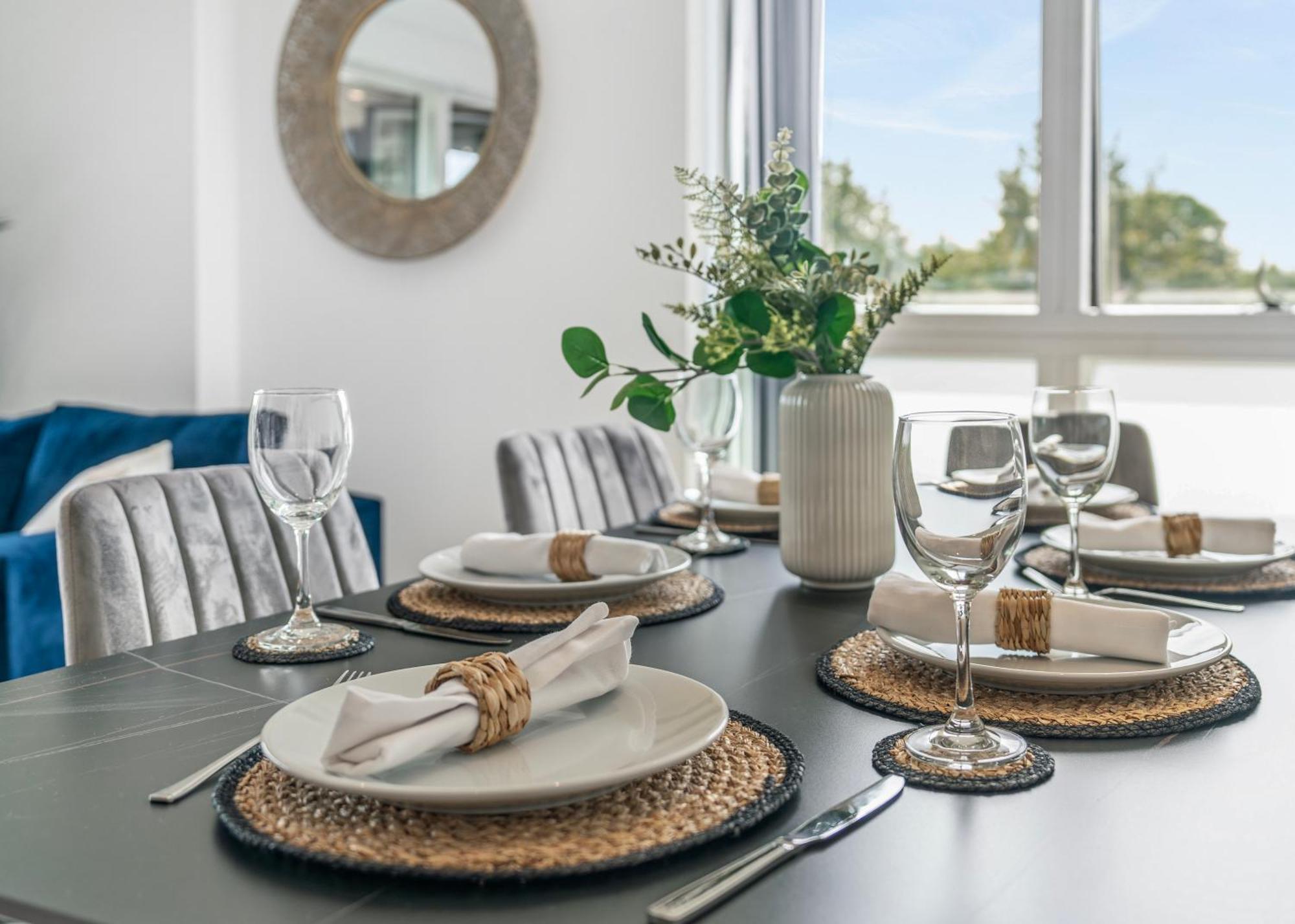 Modern 2 Bedroom With Superking Bed, Gated Free Parking & Balcony Views Near Wembley Appartement *