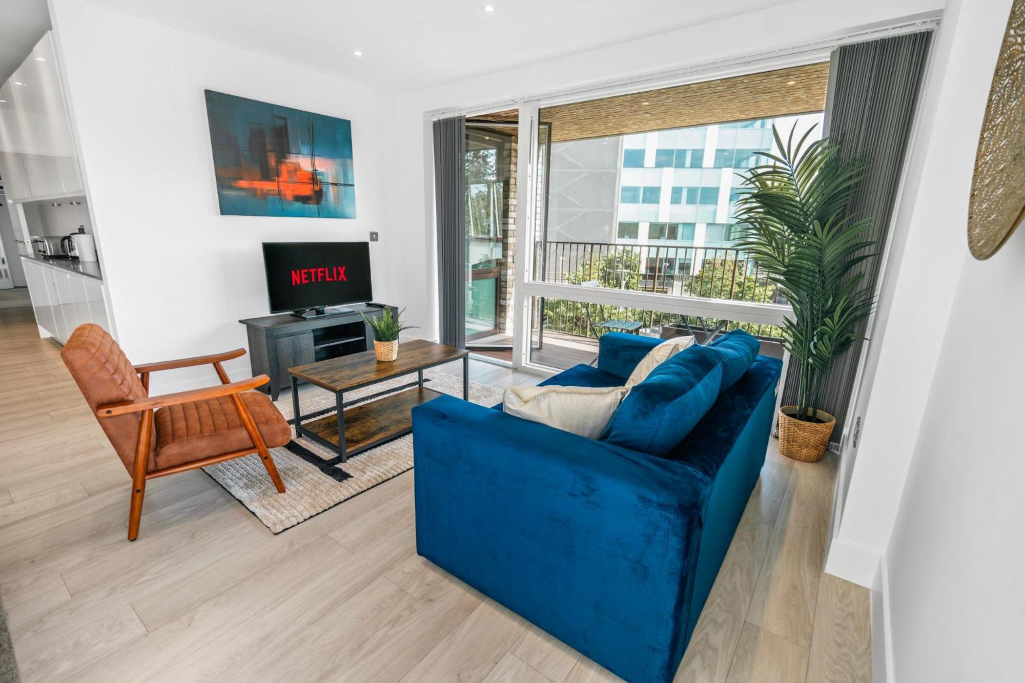 Modern 2 Bedroom With Superking Bed, Gated Free Parking & Balcony Views Near Wembley *