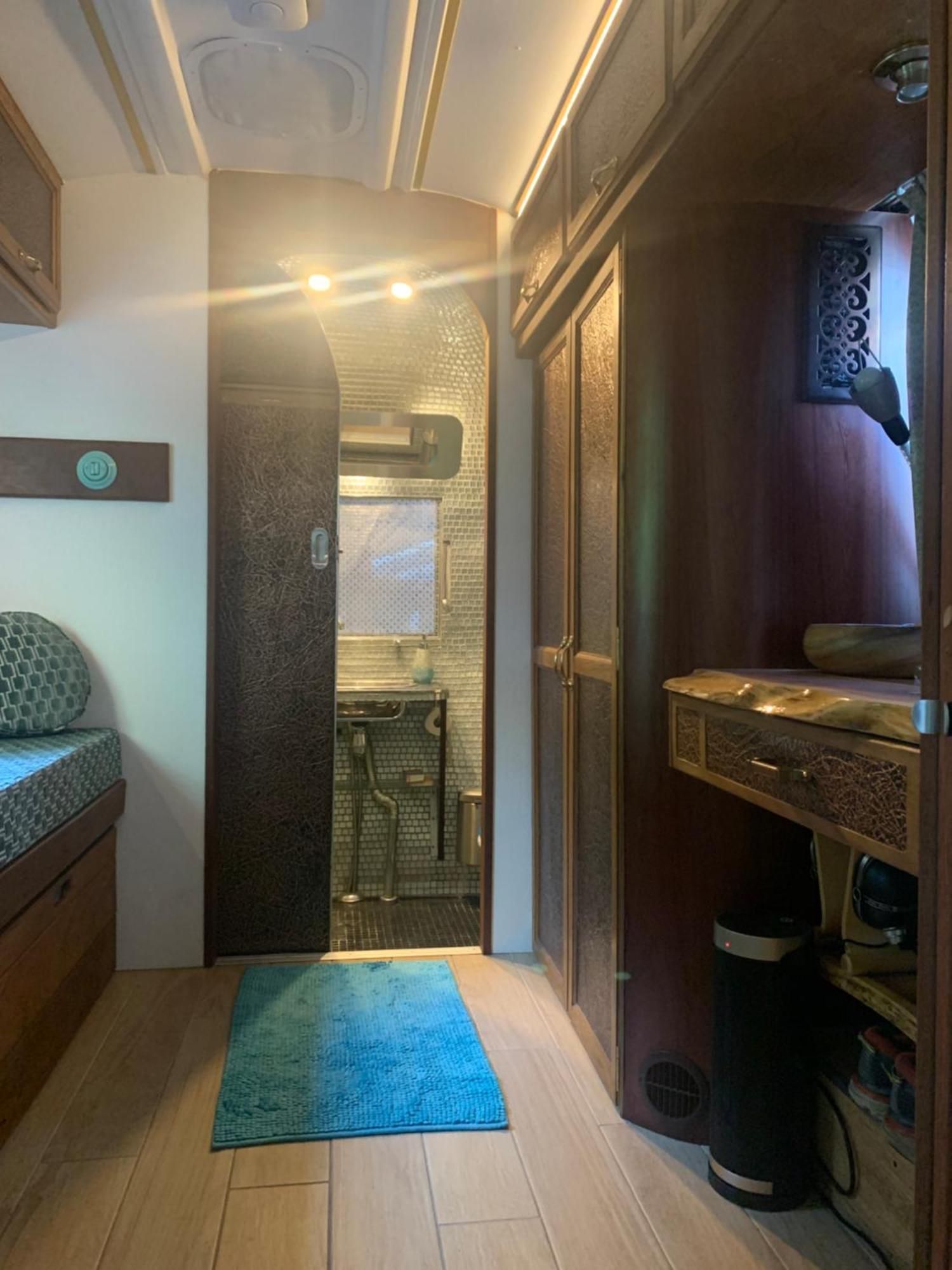 Vakantiehuis The Silver Bullet - Secluded Urban Oasis *