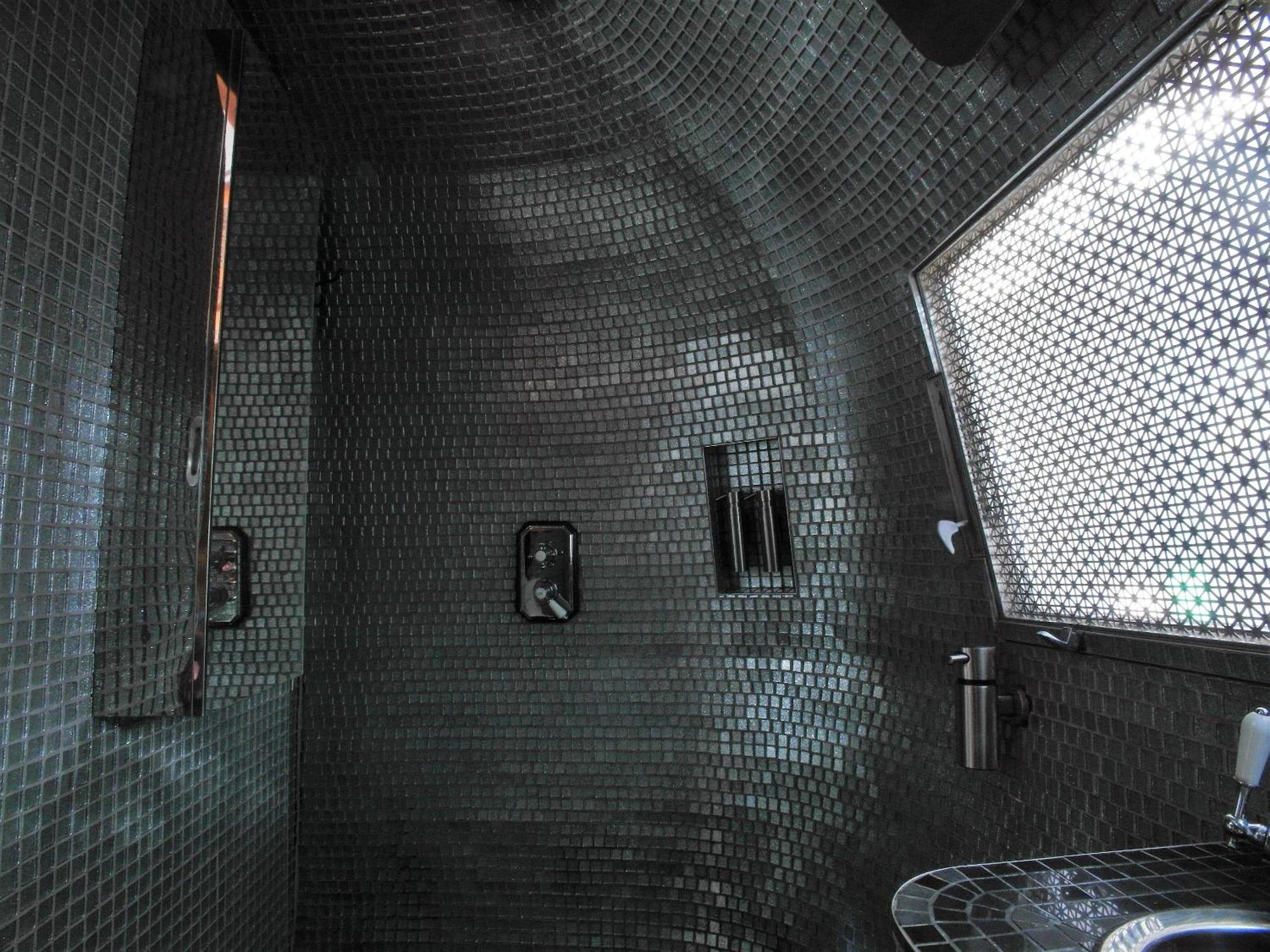 Vakantiehuis The Silver Bullet - Secluded Urban Oasis