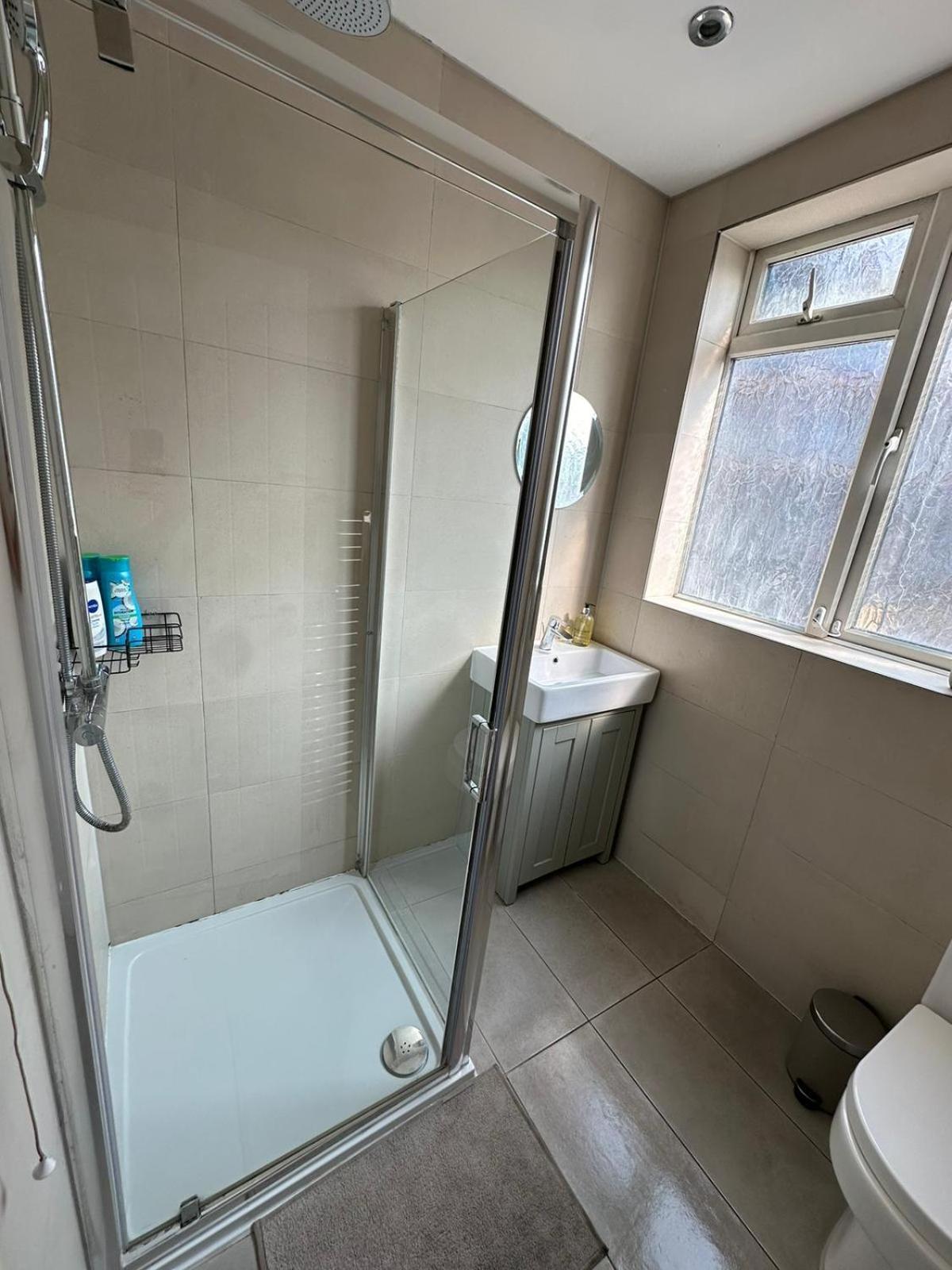 & Cozy 3br - High Chair - Free Parking Apartment London