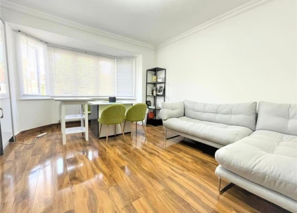 Two Bedroom In Dollis Hill * Londres