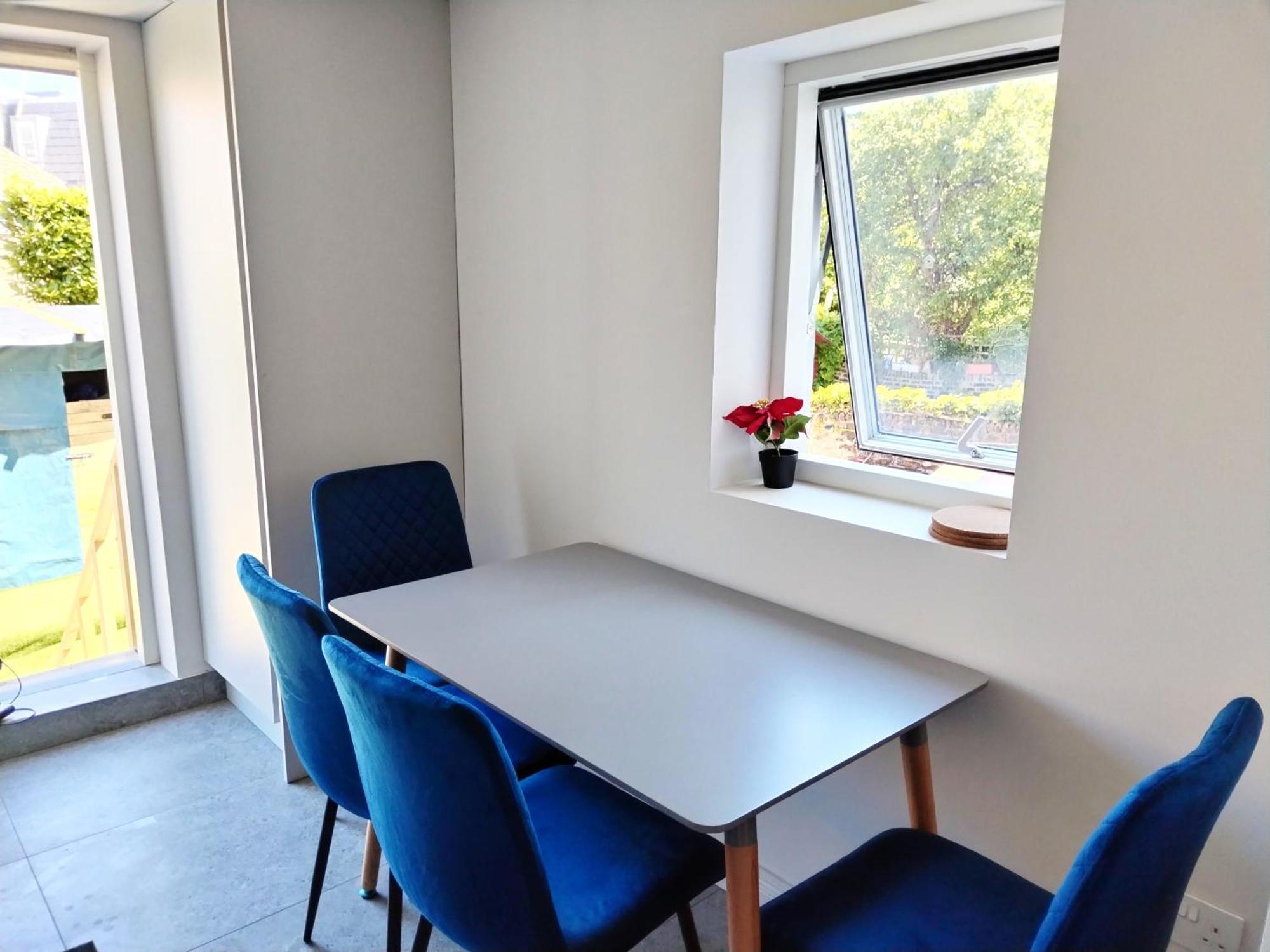 New Refurbished One Bed Flat In The West * Londres
