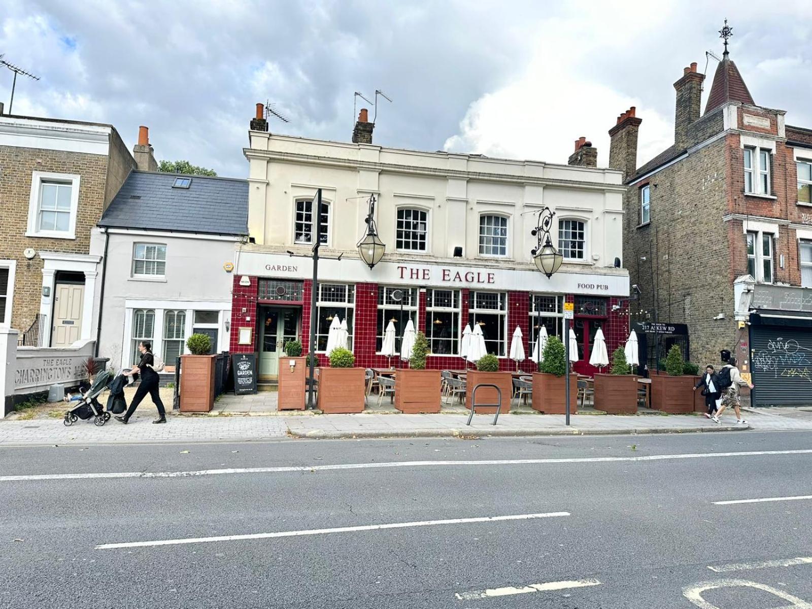 Shepherd Bush Beautiful Two Bedroom Appartement *