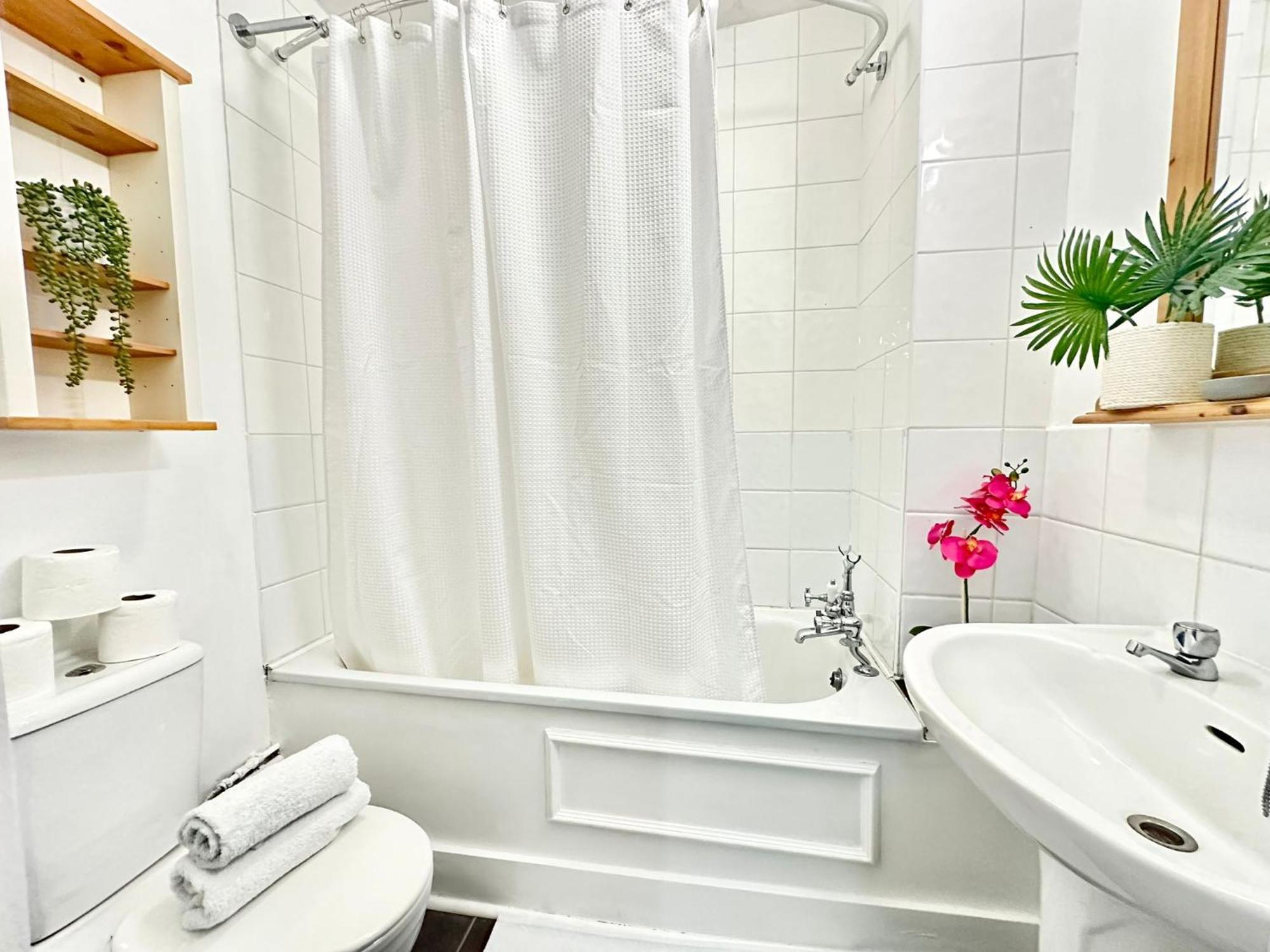 Shepherd Bush Beautiful Two Bedroom Appartement *