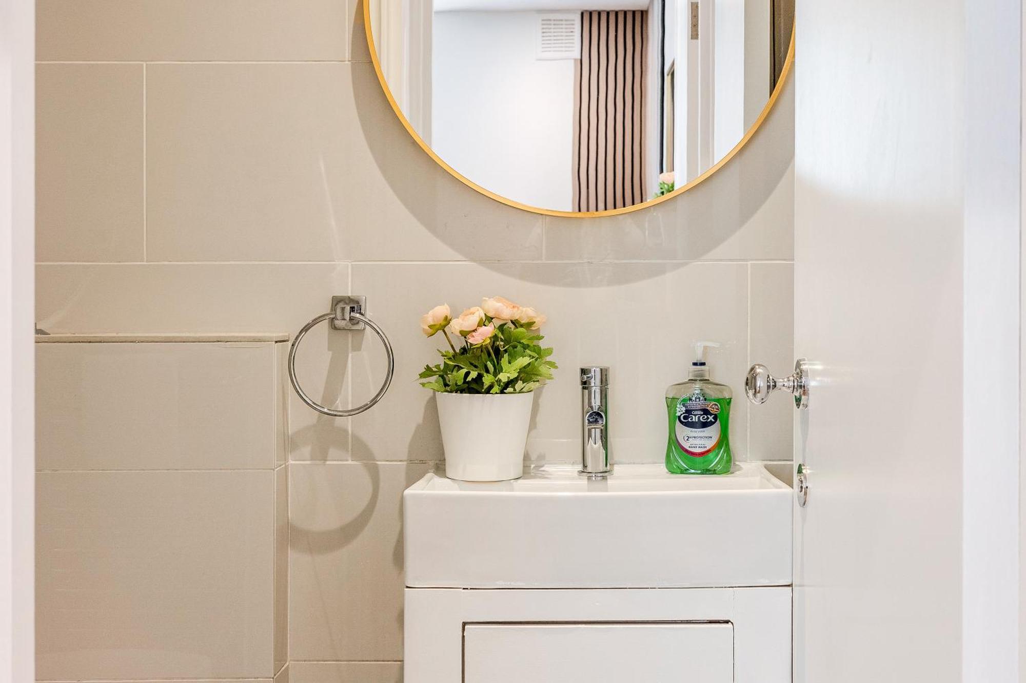Beautifully Refurbished Studio, Location