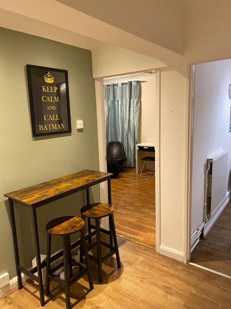 Huge And Affordable 3 Bedroom Flat In Hammersmith For 7 People With Welcome Breakfast