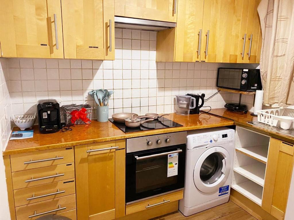 Huge And Affordable 3 Bedroom Flat In Hammersmith For 7 People With Welcome Breakfast