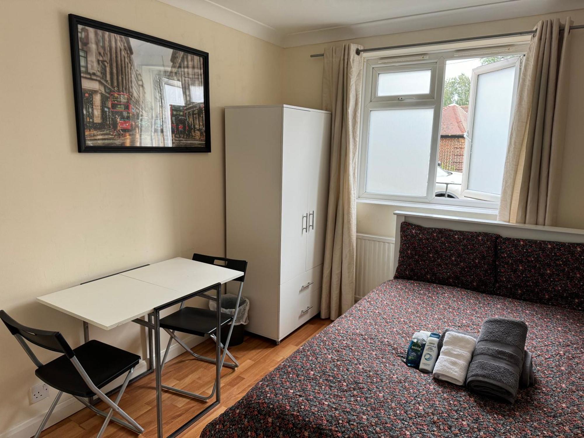 Huge And Affordable 3 Bedroom Flat In Hammersmith For 7 People With Welcome Breakfast *