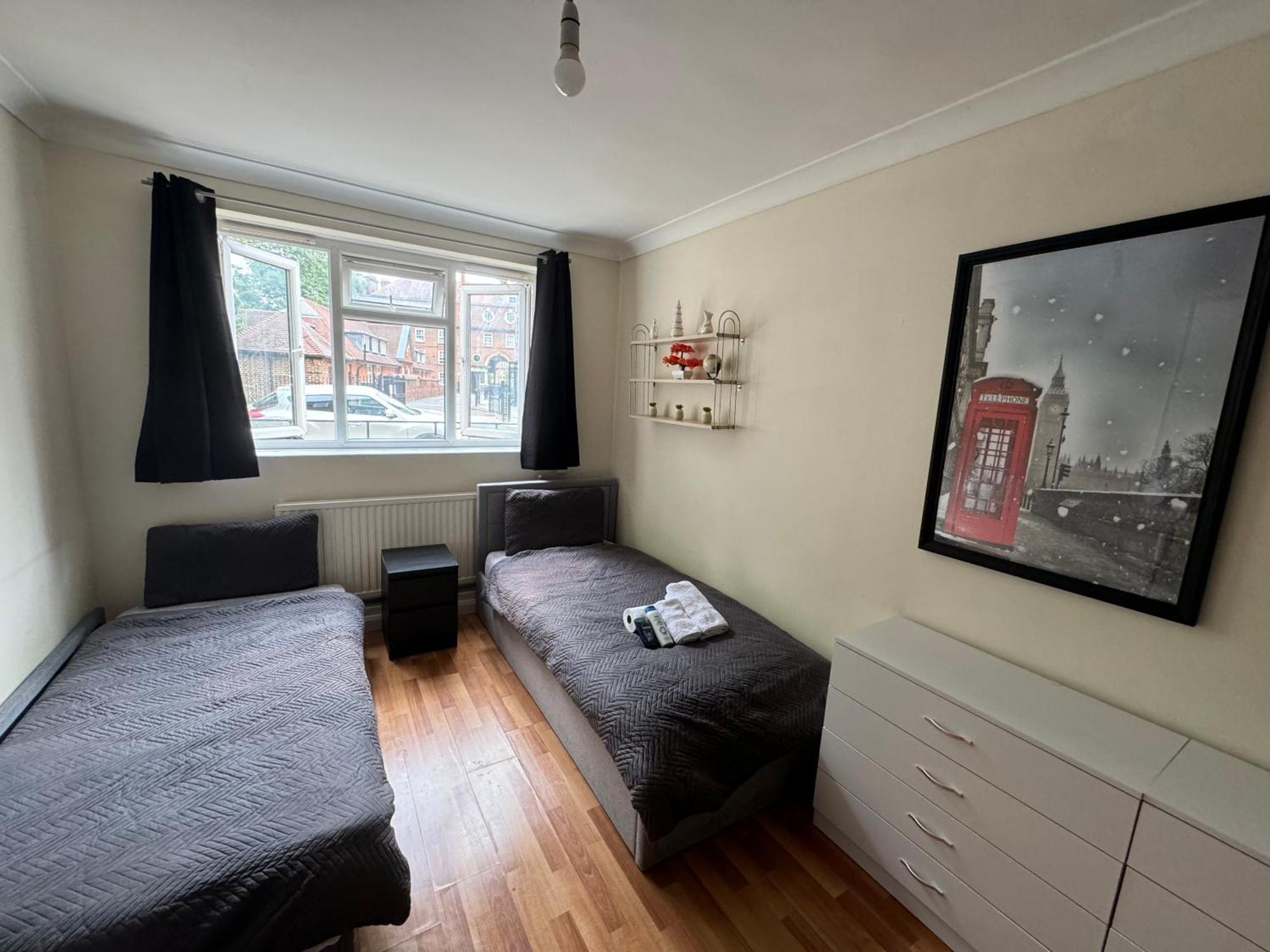 Huge And Affordable 3 Bedroom Flat In Hammersmith For 7 People With Welcome Breakfast