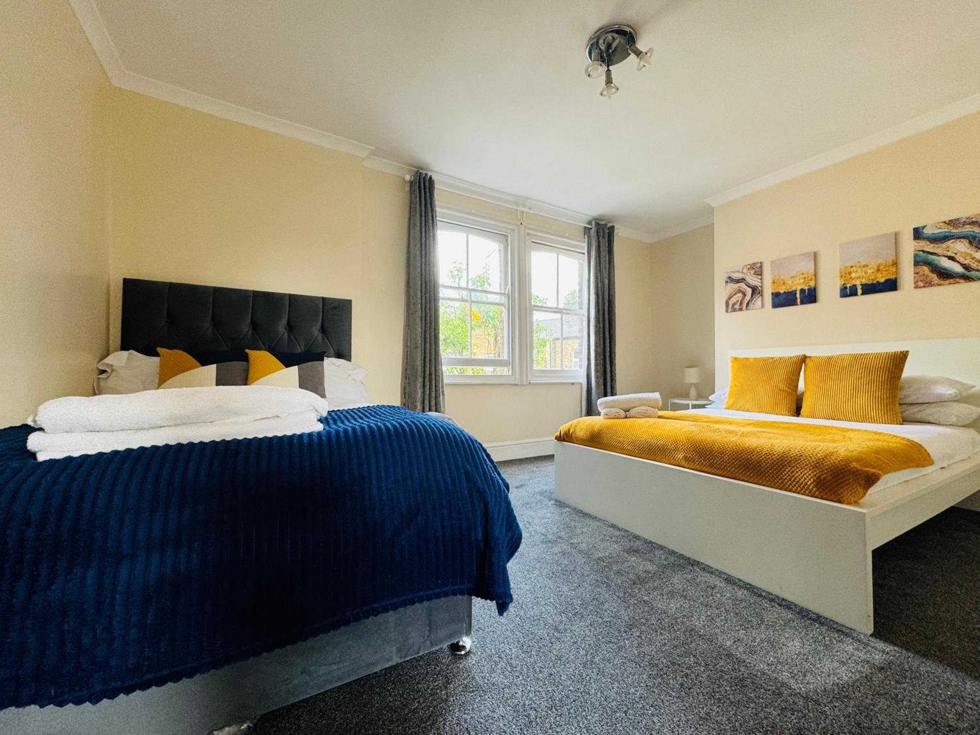 2 Bedroom Flat In * Londres
