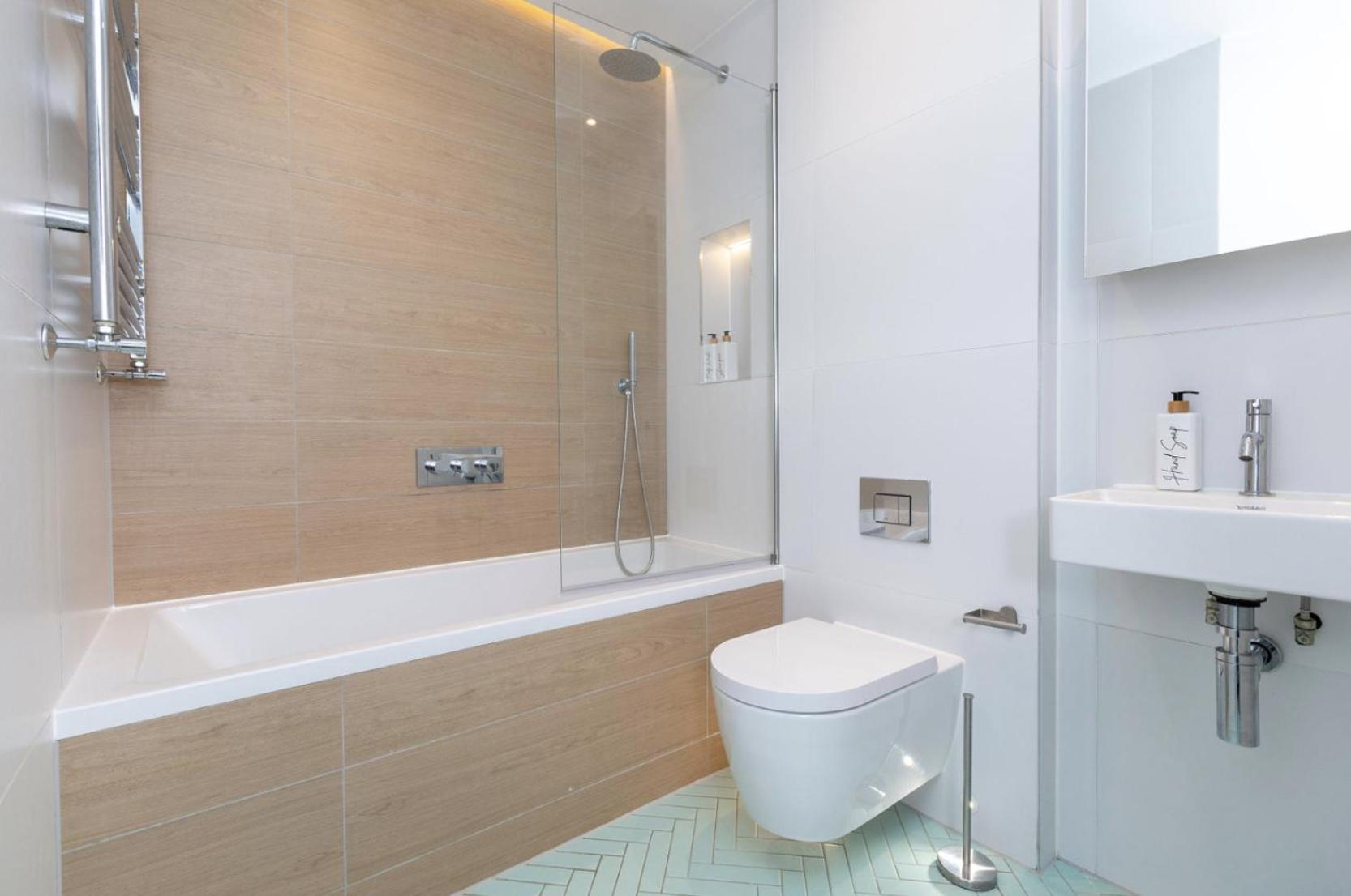Appartement Modern Flat With Private Balcony Lift Access *