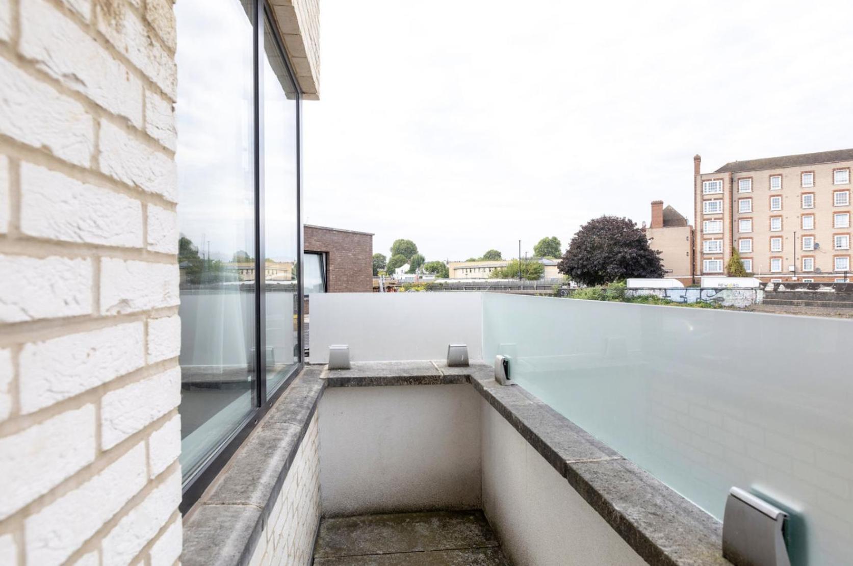Appartement Modern Flat With Private Balcony Lift Access