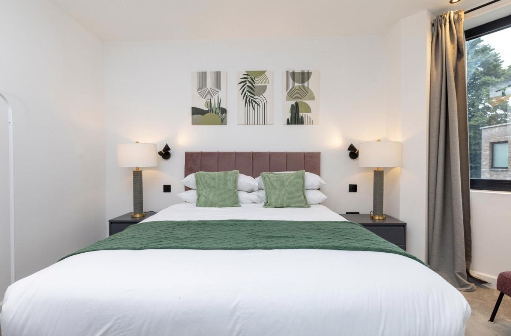 Modern Flat With Private Balcony Lift Access Londres