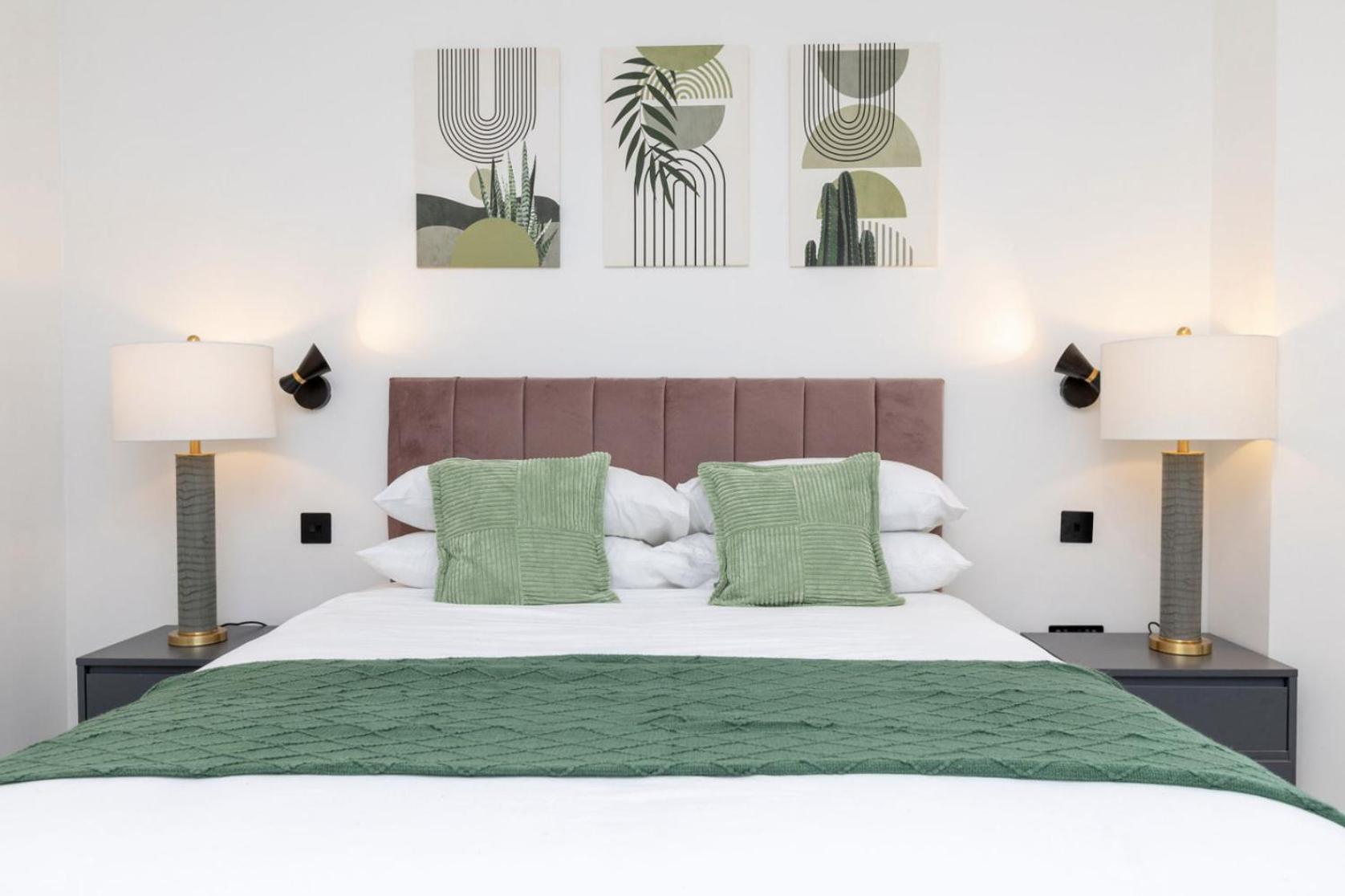 Modern Flat With Private Balcony Lift Access Londres