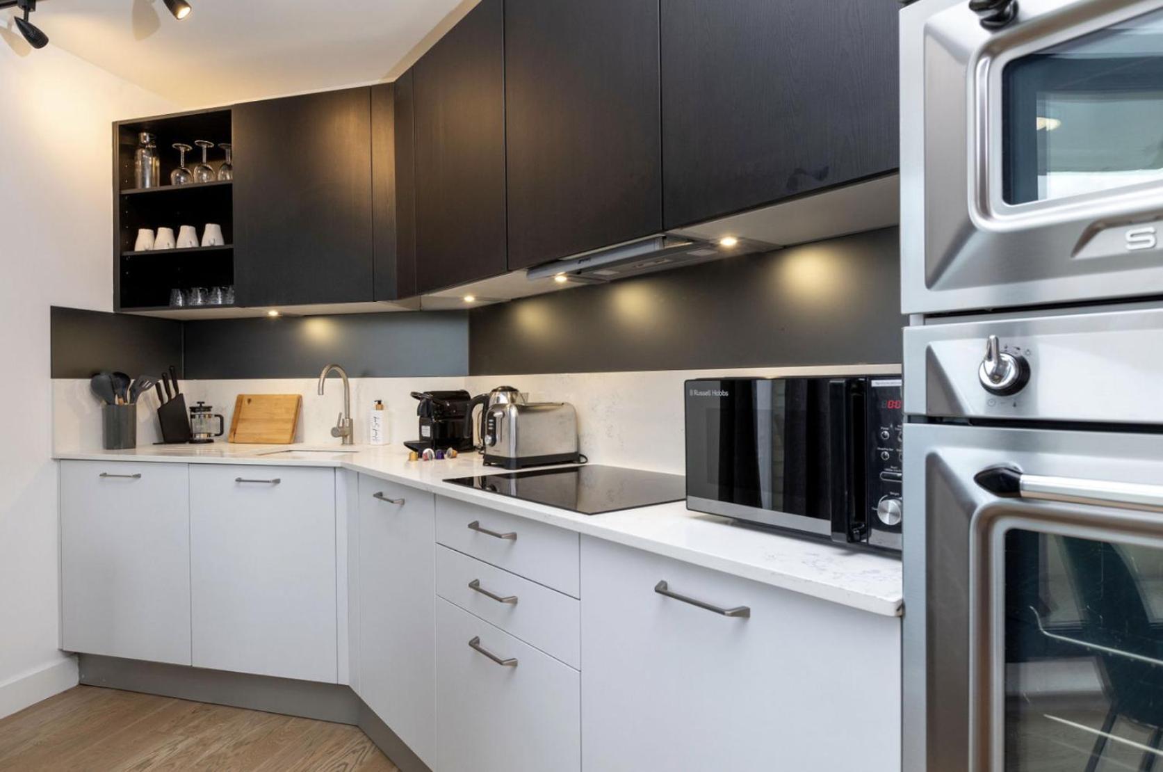 Modern Flat With Private Balcony Lift Access Londres