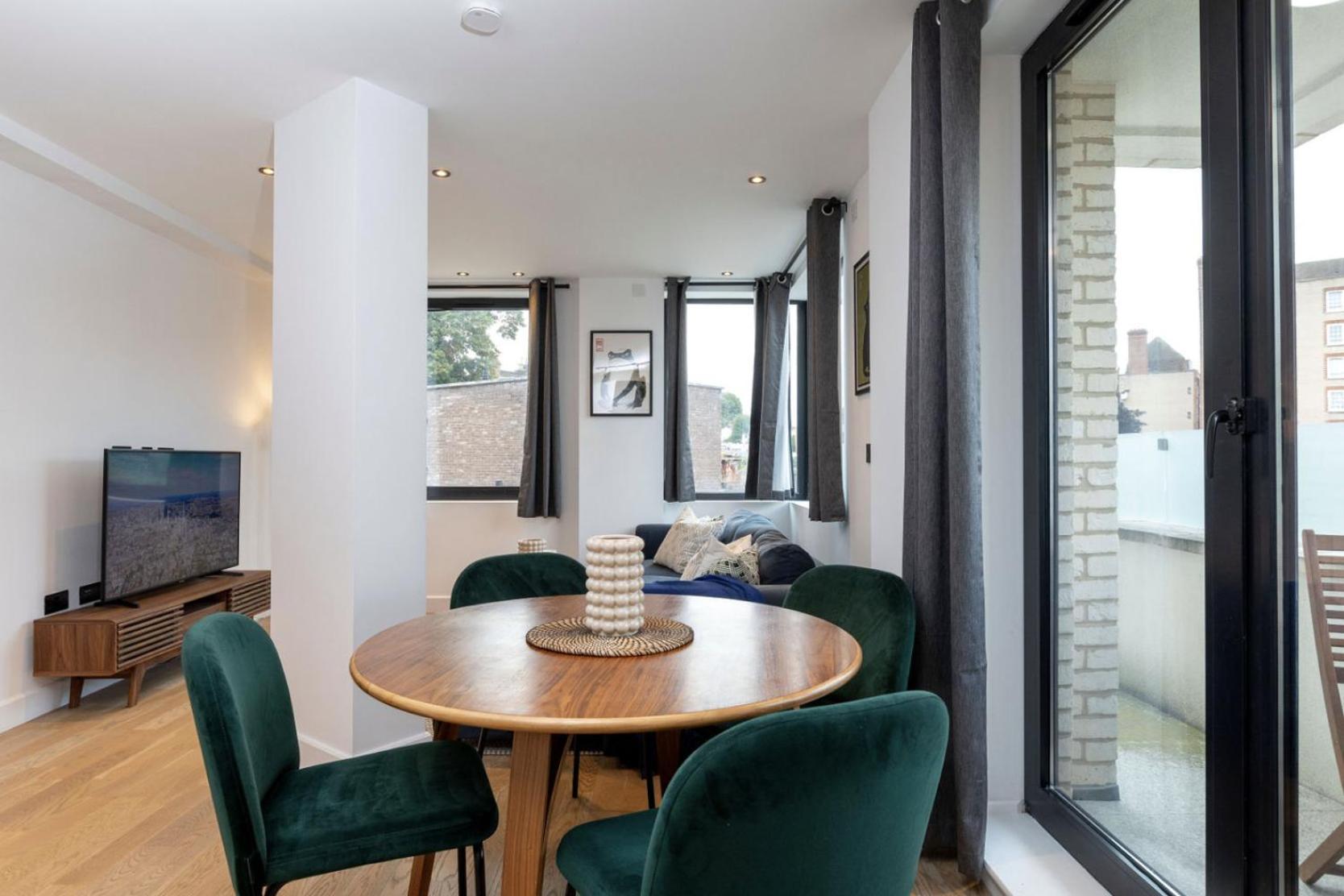 Modern Flat With Private Balcony Lift Access Appartement