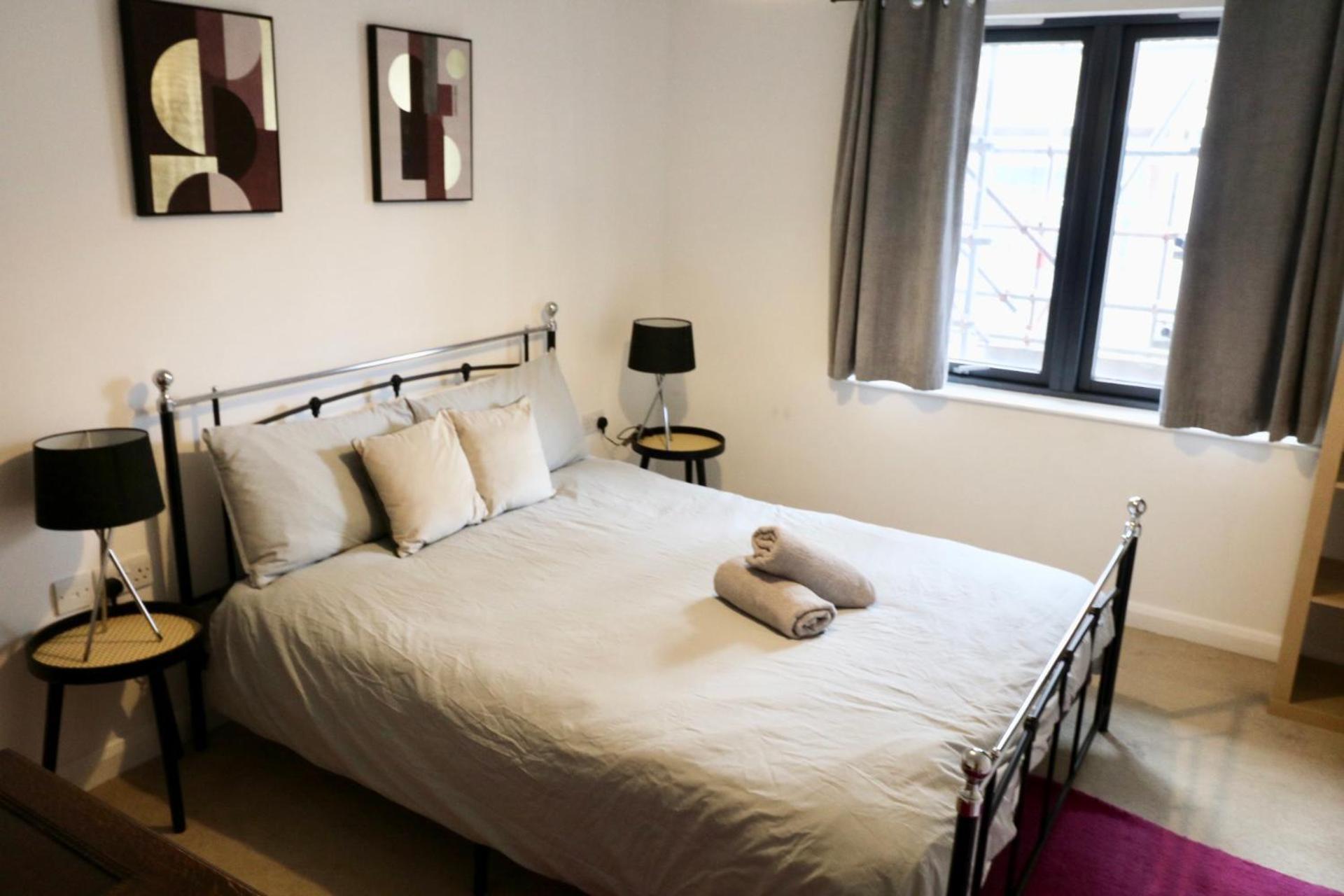 Modern 2 Bed Close To Station Apartamento